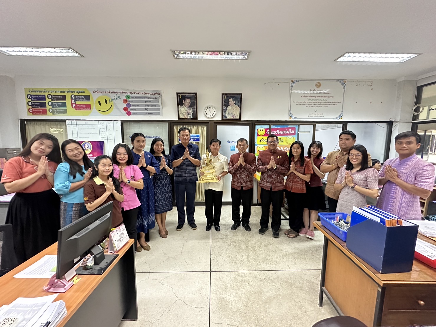 พช.หนองคาย รับมอบพระพุทธรูปจำลอง “หลวงพ่อพระใส” รุ่นเพิ่มบารมี ขนาดหน้าตัก 9 นิ้ว ในโอกาสมงคล พิธีเททองหล่อพระพุทธรูปจำลอง “หลวงพ่อพระใส”