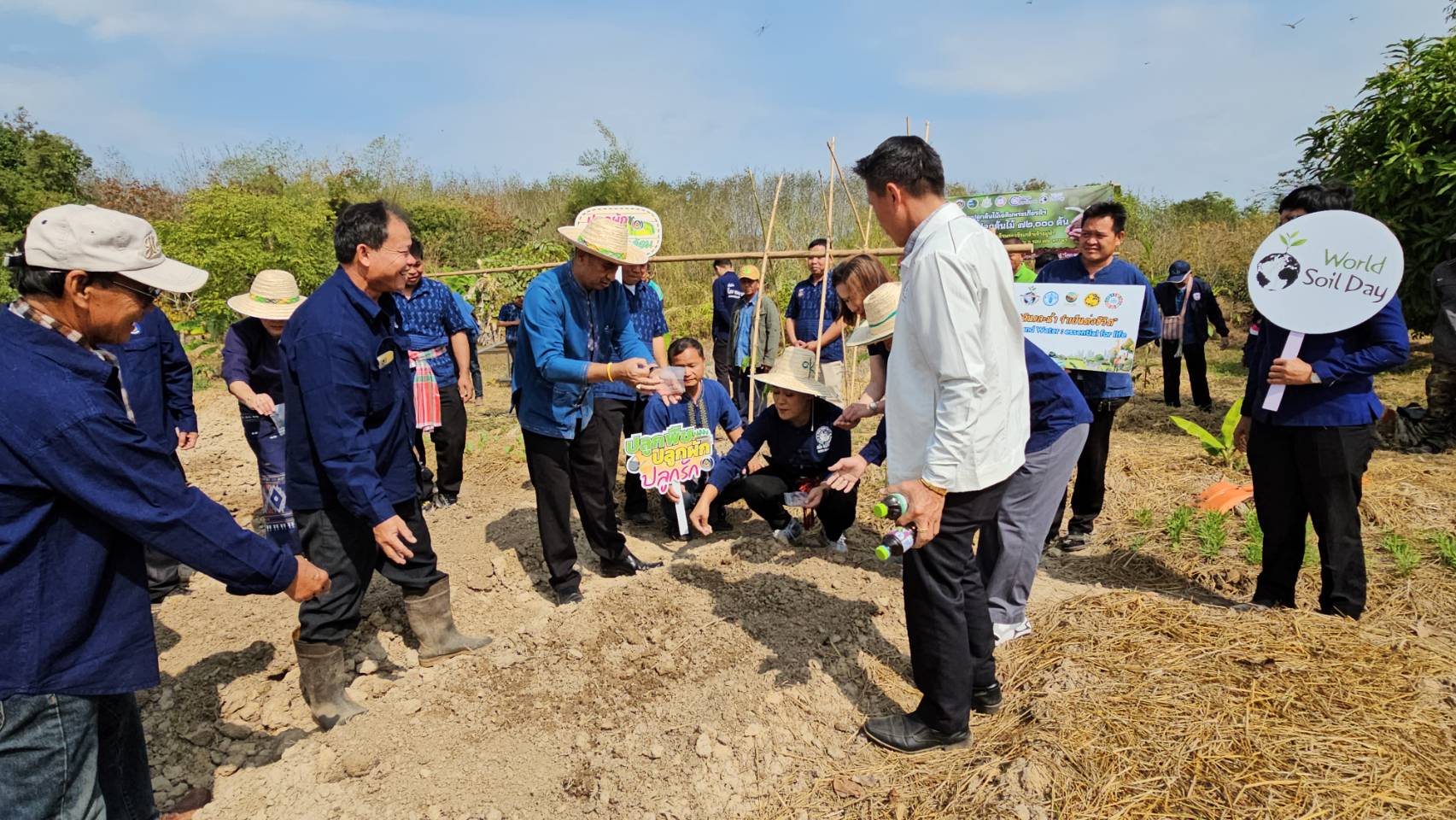 พช.หนองคาย ดำเนินโครงการศูนย์เรียนรู้เฉลิมพระเกียรติพระบาทสมเด็จพระเจ้าอยู่หัว โคก หนอง นา โมเดล และโครงการพัฒนาผู้นำ อช. เนื่องในวาระครบรอบ 55 ปี