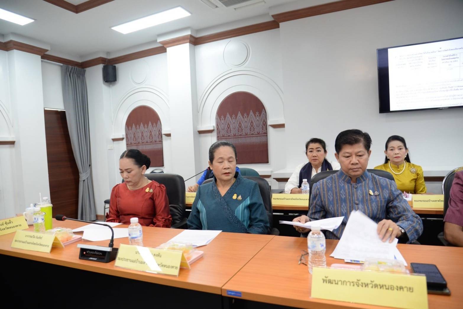 พช.หนองคาย ร่วมกิจกรรมลงนามบันทึกข้อตกลงแม่บ้านมหาดไทยกับแม่บ้านตำรวจ ในการขับเคลื่อนโครงการบ้านนี้มีรักปลูกผักกินเองสร้างสุขอนามัยให้แก่เด็กและแม่ การคัดแยกขยะในครัวเรือน การขับเคลื่อนธนาคารขยะ ส่งเสริมการใช้และสวมใส่ผ้าไทย