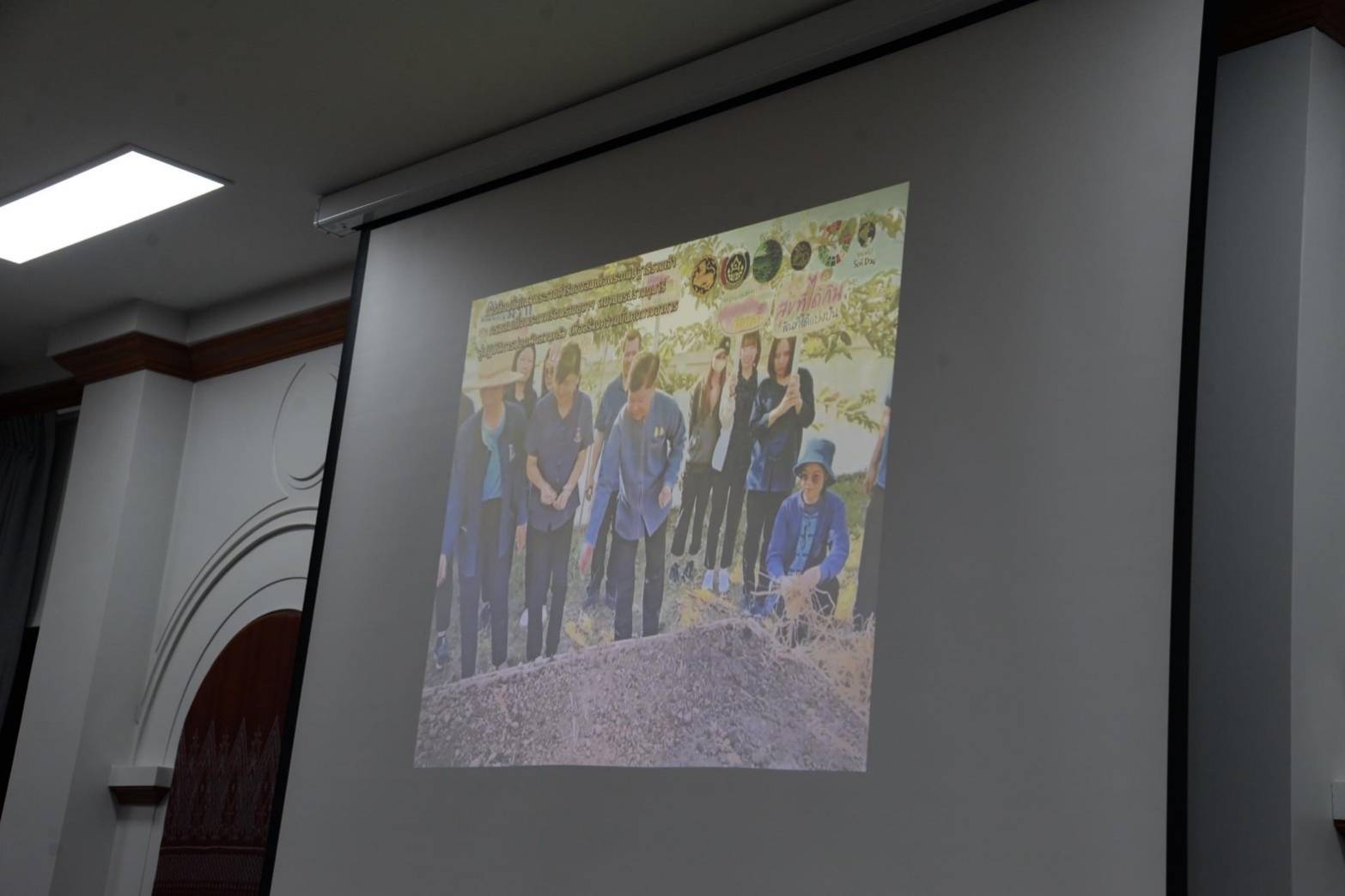 พช.หนองคาย ร่วมกิจกรรมลงนามบันทึกข้อตกลงแม่บ้านมหาดไทยกับแม่บ้านตำรวจ ในการขับเคลื่อนโครงการบ้านนี้มีรักปลูกผักกินเองสร้างสุขอนามัยให้แก่เด็กและแม่ การคัดแยกขยะในครัวเรือน การขับเคลื่อนธนาคารขยะ ส่งเสริมการใช้และสวมใส่ผ้าไทย
