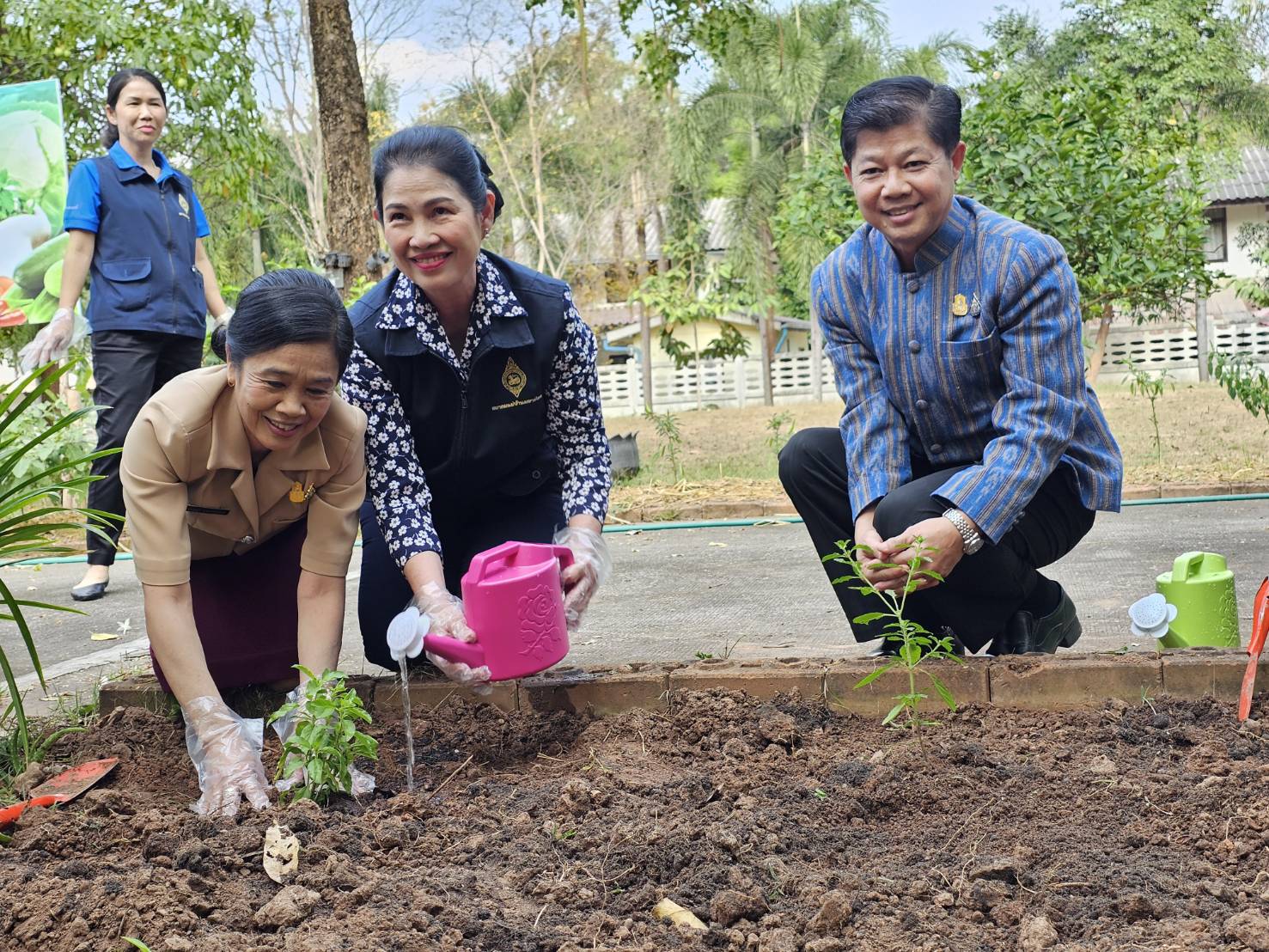 พช.หนองคาย ร่วมกิจกรรมลงนามบันทึกข้อตกลงแม่บ้านมหาดไทยกับแม่บ้านตำรวจ ในการขับเคลื่อนโครงการบ้านนี้มีรักปลูกผักกินเองสร้างสุขอนามัยให้แก่เด็กและแม่ การคัดแยกขยะในครัวเรือน การขับเคลื่อนธนาคารขยะ ส่งเสริมการใช้และสวมใส่ผ้าไทย