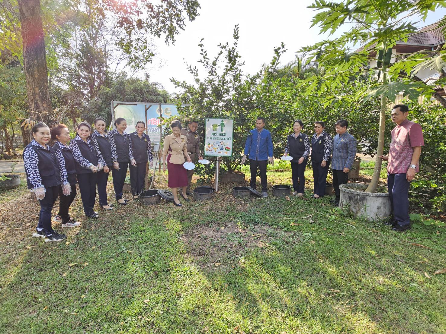 พช.หนองคาย ร่วมกิจกรรมลงนามบันทึกข้อตกลงแม่บ้านมหาดไทยกับแม่บ้านตำรวจ ในการขับเคลื่อนโครงการบ้านนี้มีรักปลูกผักกินเองสร้างสุขอนามัยให้แก่เด็กและแม่ การคัดแยกขยะในครัวเรือน การขับเคลื่อนธนาคารขยะ ส่งเสริมการใช้และสวมใส่ผ้าไทย