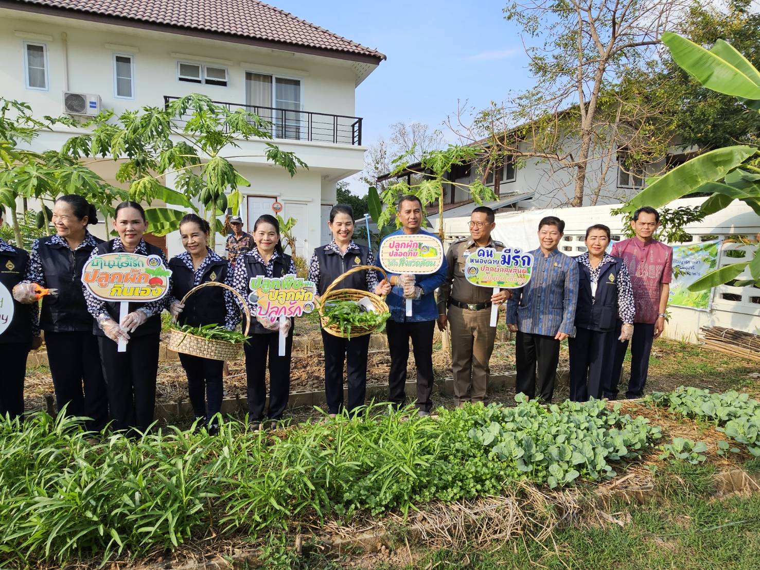 พช.หนองคาย ร่วมกิจกรรมลงนามบันทึกข้อตกลงแม่บ้านมหาดไทยกับแม่บ้านตำรวจ ในการขับเคลื่อนโครงการบ้านนี้มีรักปลูกผักกินเองสร้างสุขอนามัยให้แก่เด็กและแม่ การคัดแยกขยะในครัวเรือน การขับเคลื่อนธนาคารขยะ ส่งเสริมการใช้และสวมใส่ผ้าไทย