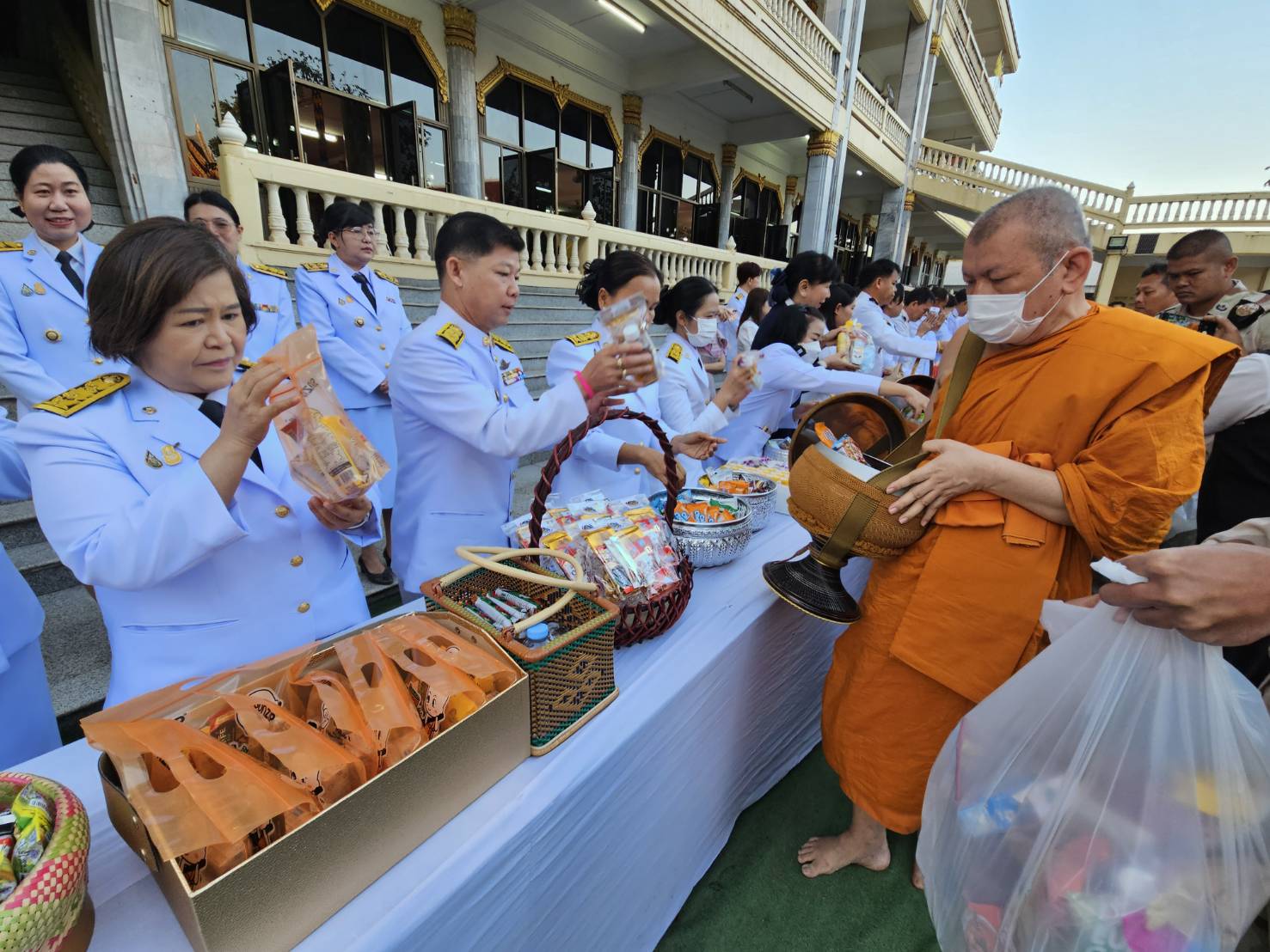 พช.หนองคาย ร่วมพิธีสวดพระพุทธมนต์และพิธีทำบุญตักบาตรถวายพระราชกุศล เนื่องในวันพ่อขุนรามคำแหงมหาราช
