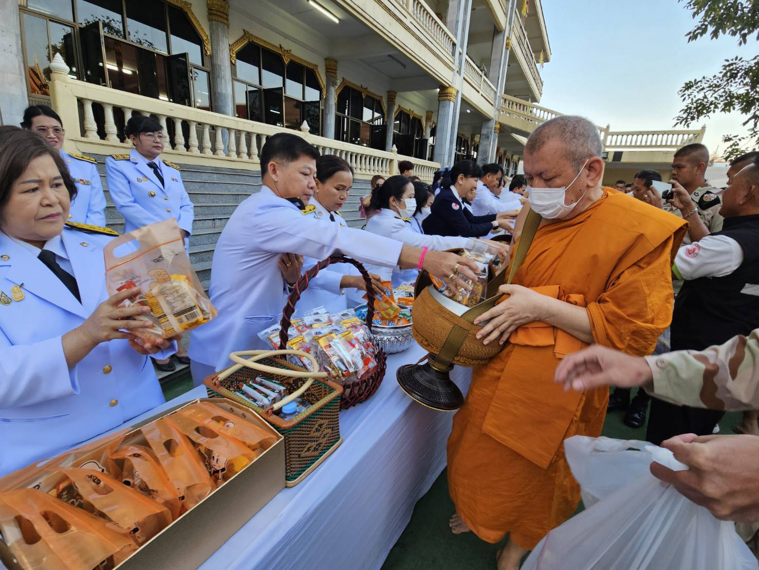 พช.หนองคาย ร่วมพิธีสวดพระพุทธมนต์และพิธีทำบุญตักบาตรถวายพระราชกุศล เนื่องในวันพ่อขุนรามคำแหงมหาราช