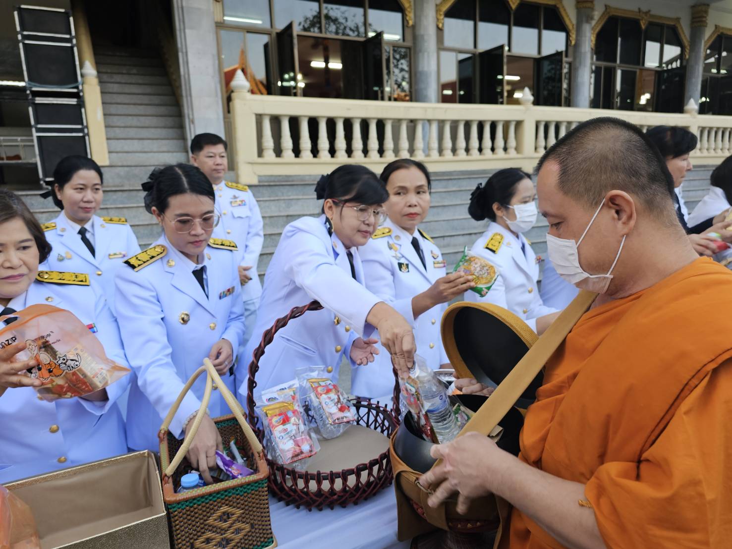 พช.หนองคาย ร่วมพิธีสวดพระพุทธมนต์และพิธีทำบุญตักบาตรถวายพระราชกุศล เนื่องในวันพ่อขุนรามคำแหงมหาราช