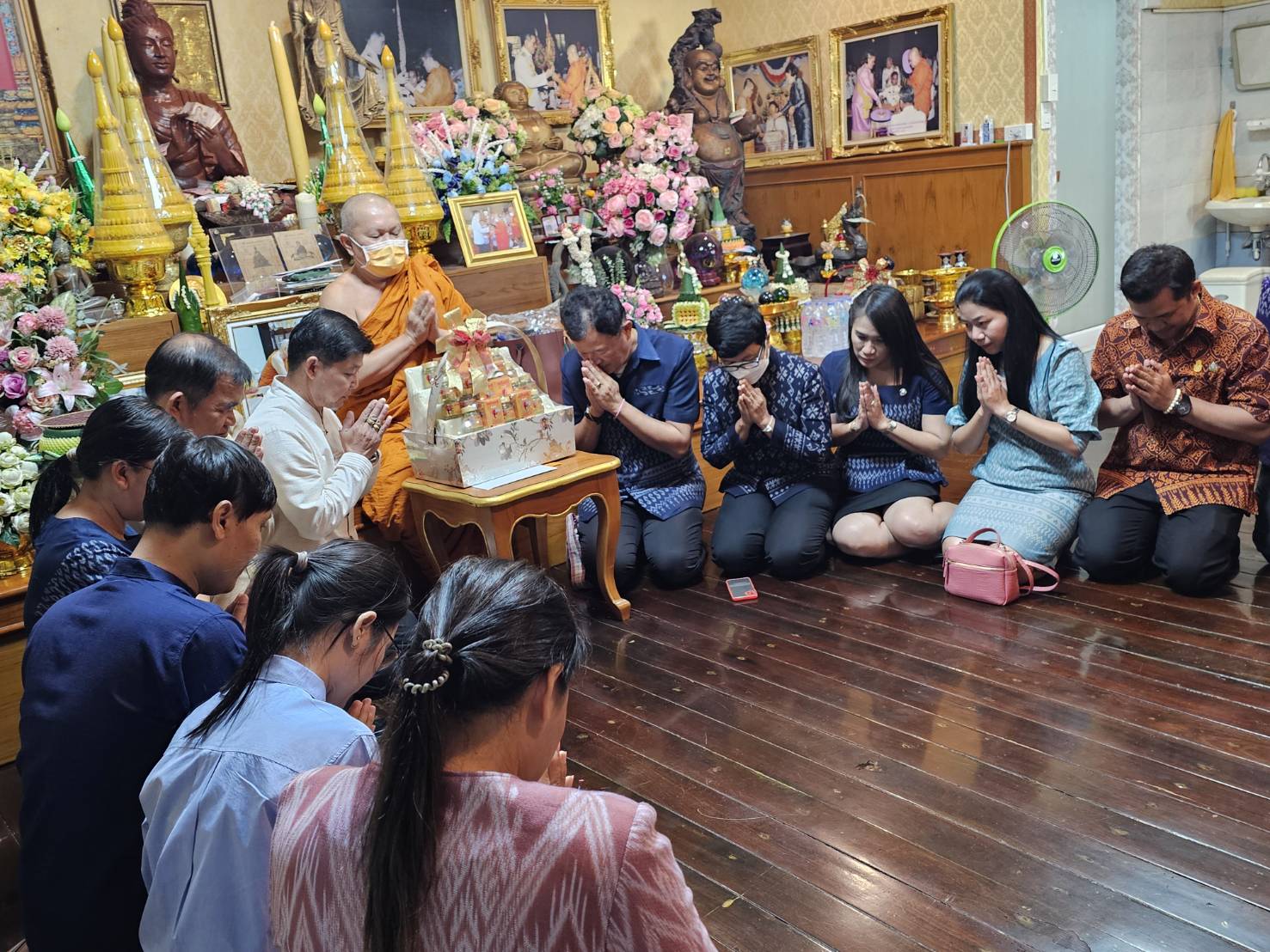 คณะผู้บริหารฯ เจ้าหน้าที่ พช.หนองคาย กราบขอพร เจ้าคณะจังหวัดหนองคาย เจ้าคณะอำเภอเมืองหนองคาย หลวงพ่อพระใส เนื่องในวารดิถีขึ้นปีใหม่ ปี 2567