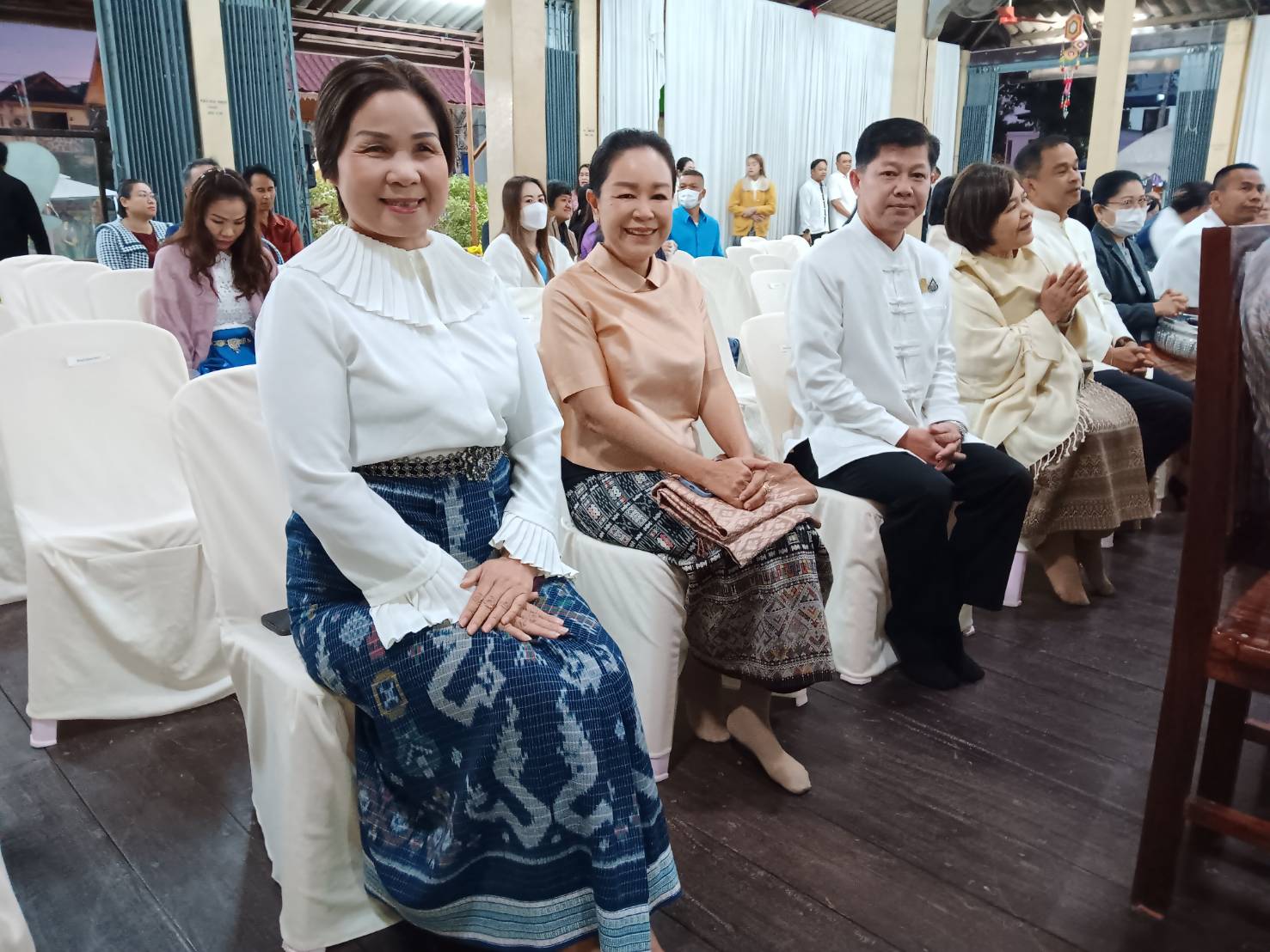 พช. หนองคาย ร่วมกิจกรรม “นุ่งผ้าไทย ใส่บาตรริมโขง”