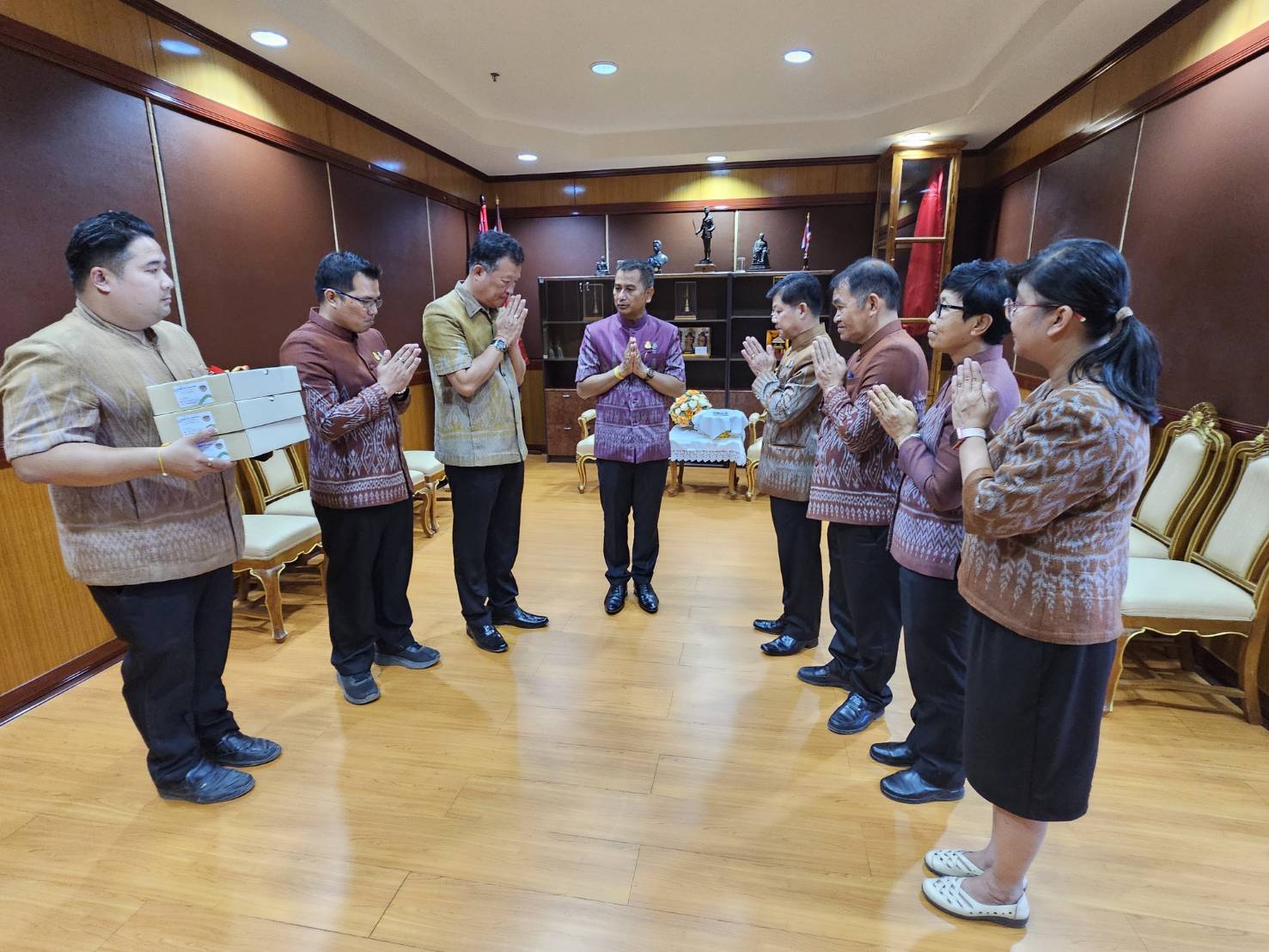 พช.หนองคาย เข้าสวัสดีปีใหม่ พร้อมทั้งขอพรปีใหม่ จากผู้ว่าฯ รองผู้ว่าฯ จ.หนองคาย เนื่องในโอกาสการก้าวย่างเข้าสู่ปีใหม่ 2567