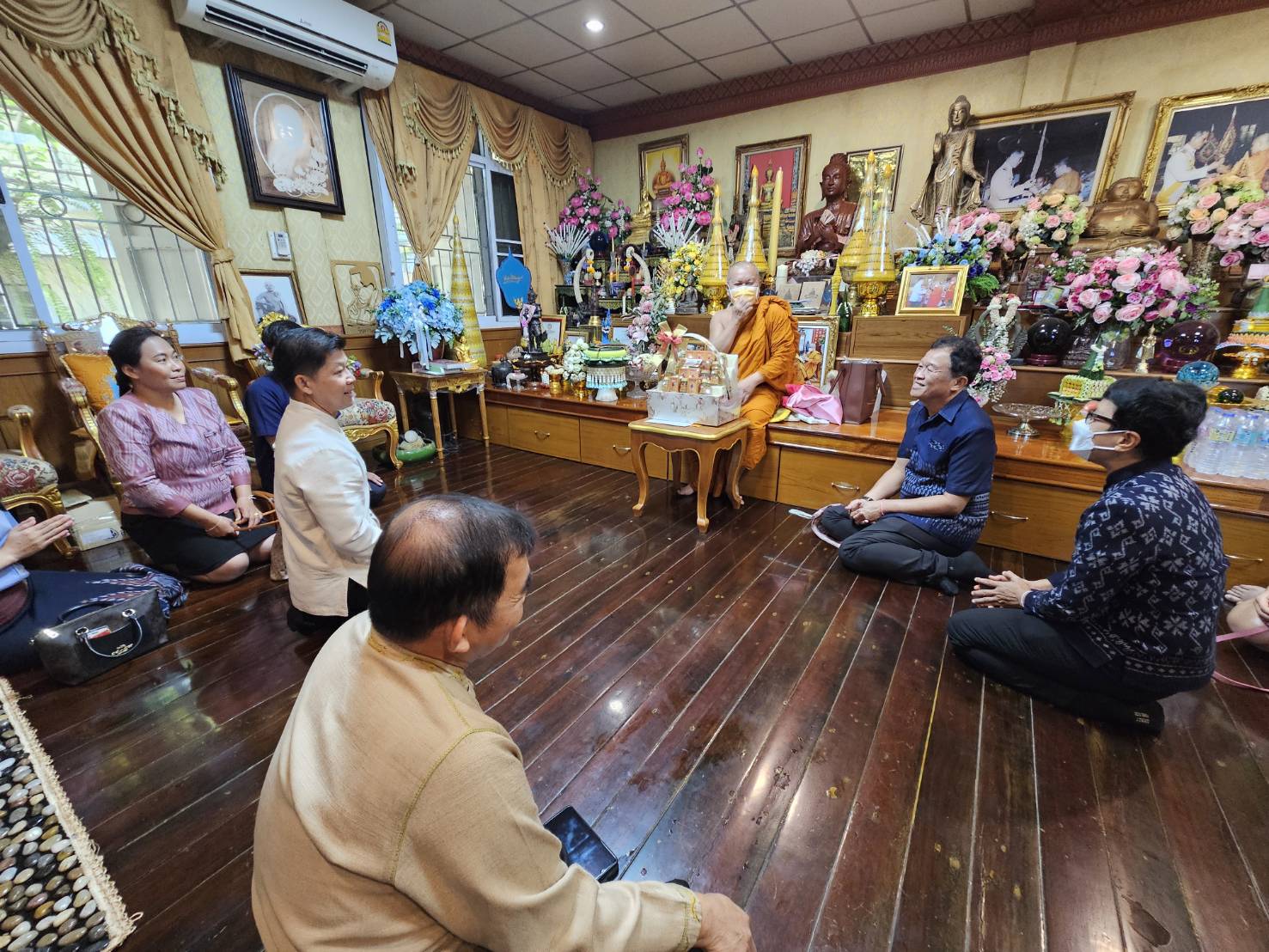 คณะผู้บริหารฯ เจ้าหน้าที่ พช.หนองคาย กราบขอพร เจ้าคณะจังหวัดหนองคาย เจ้าคณะอำเภอเมืองหนองคาย หลวงพ่อพระใส เนื่องในวารดิถีขึ้นปีใหม่ ปี 2567