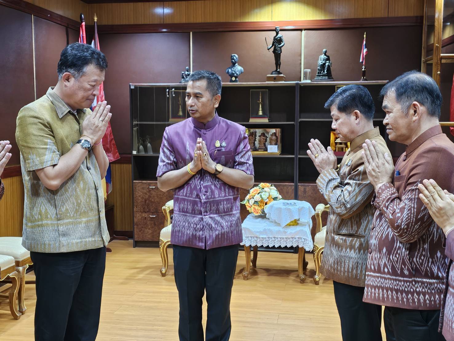 พช.หนองคาย เข้าสวัสดีปีใหม่ พร้อมทั้งขอพรปีใหม่ จากผู้ว่าฯ รองผู้ว่าฯ จ.หนองคาย เนื่องในโอกาสการก้าวย่างเข้าสู่ปีใหม่ 2567