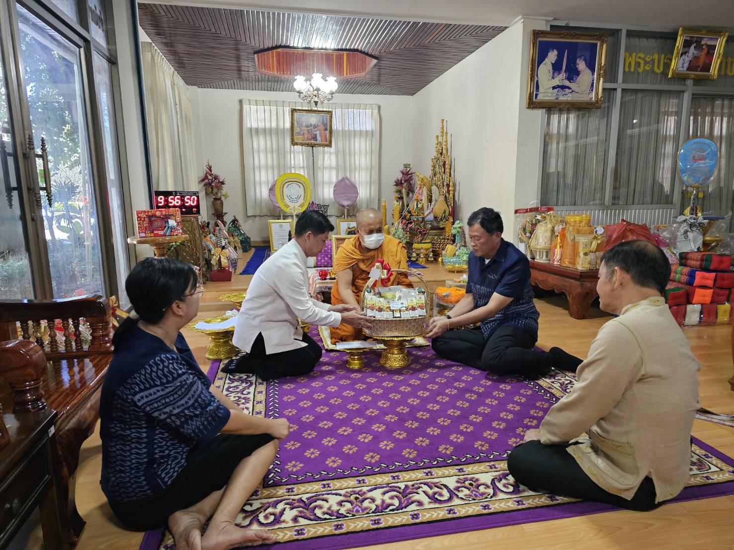 คณะผู้บริหารฯ เจ้าหน้าที่ พช.หนองคาย กราบขอพร เจ้าคณะจังหวัดหนองคาย เจ้าคณะอำเภอเมืองหนองคาย หลวงพ่อพระใส เนื่องในวารดิถีขึ้นปีใหม่ ปี 2567