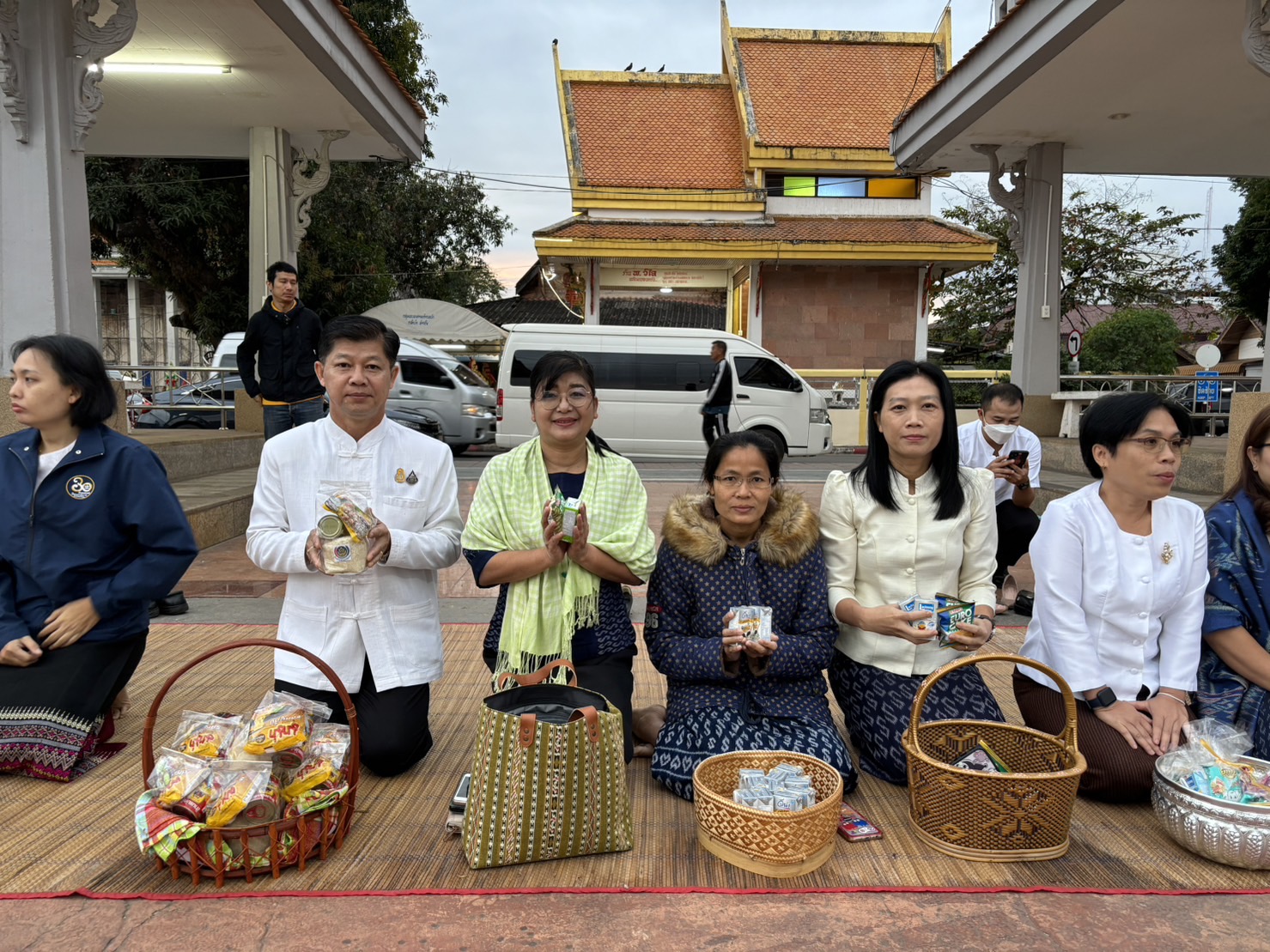 พช. หนองคาย ร่วมกิจกรรม “นุ่งผ้าไทย ใส่บาตรริมโขง”