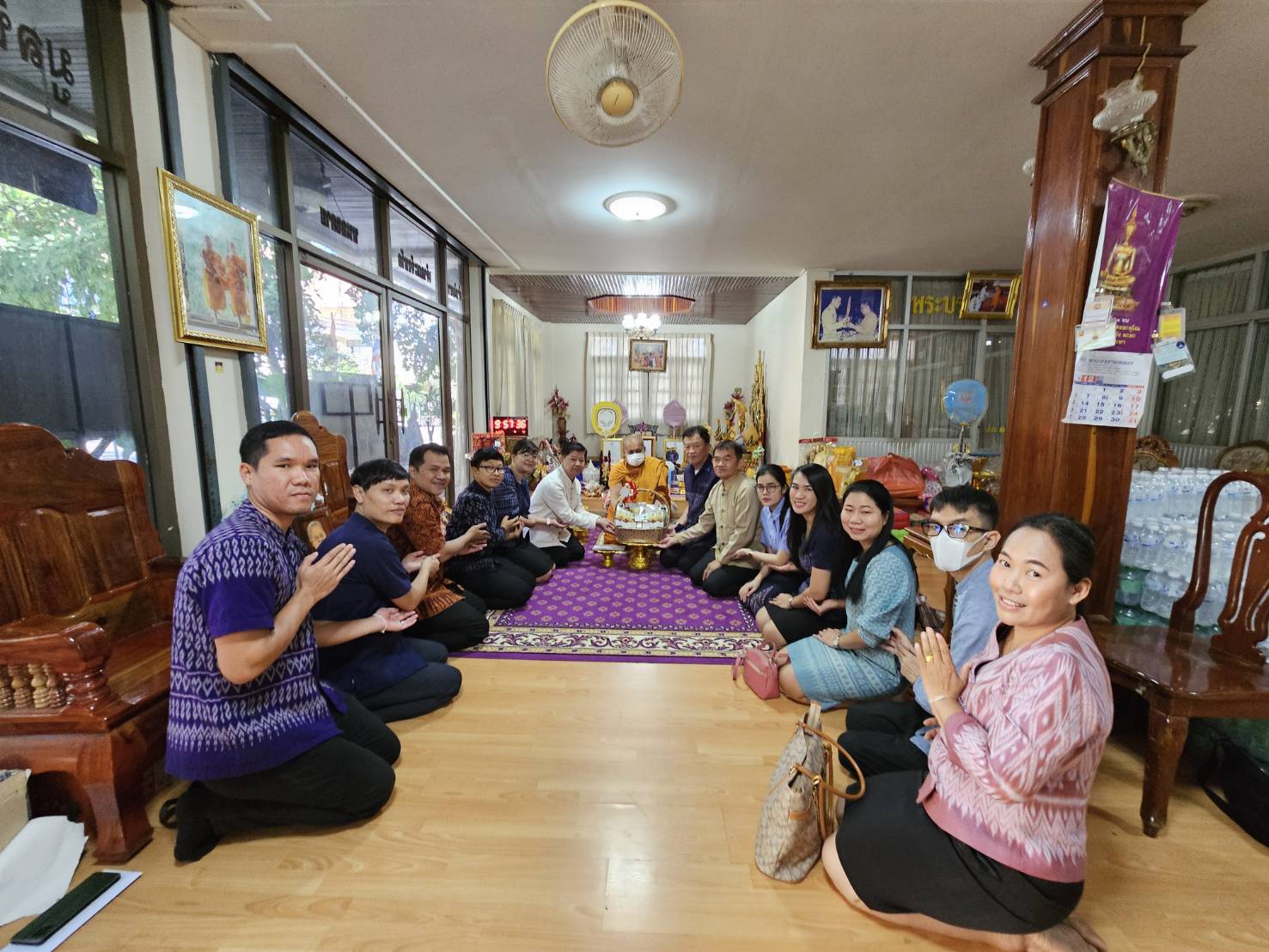 คณะผู้บริหารฯ เจ้าหน้าที่ พช.หนองคาย กราบขอพร เจ้าคณะจังหวัดหนองคาย เจ้าคณะอำเภอเมืองหนองคาย หลวงพ่อพระใส เนื่องในวารดิถีขึ้นปีใหม่ ปี 2567