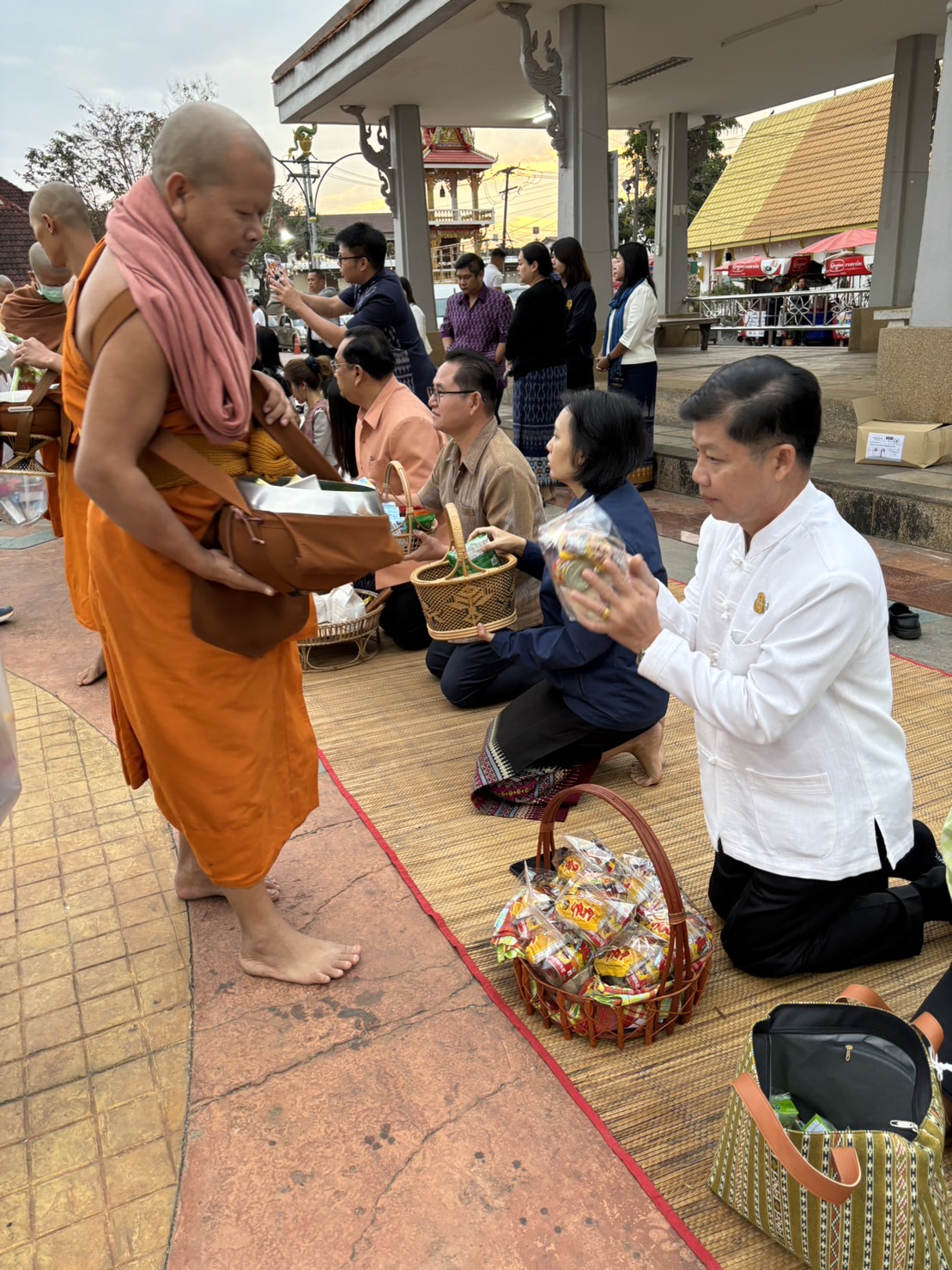 พช. หนองคาย ร่วมกิจกรรม “นุ่งผ้าไทย ใส่บาตรริมโขง”