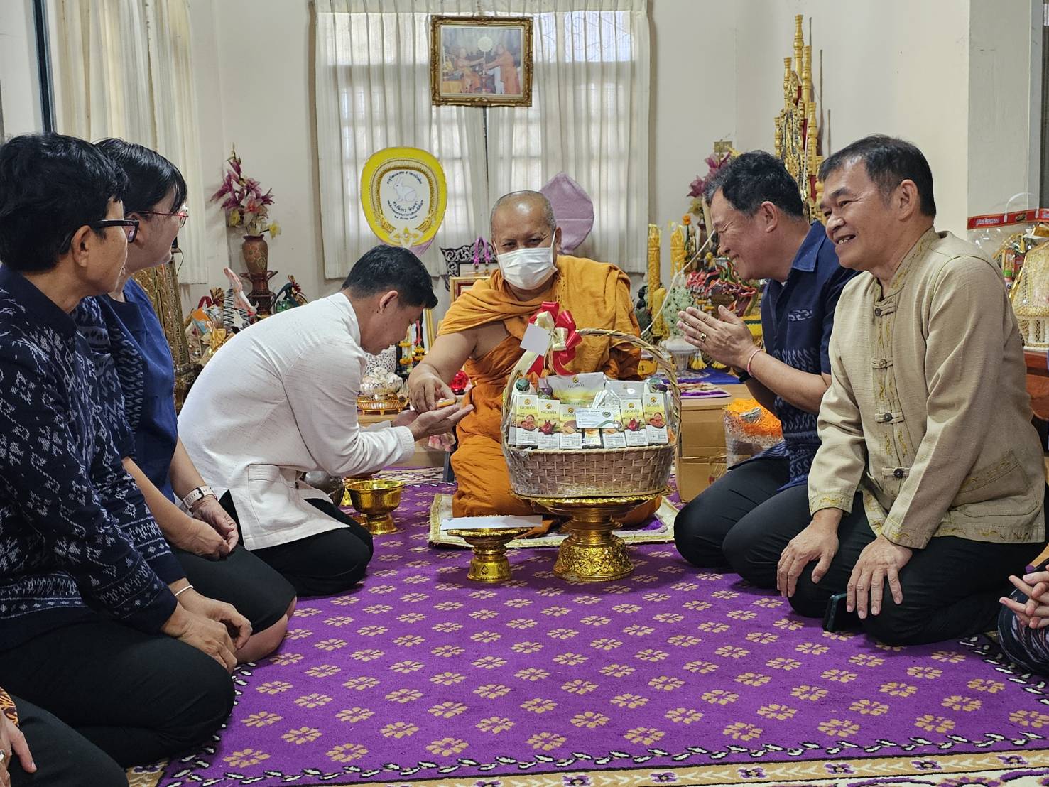 คณะผู้บริหารฯ เจ้าหน้าที่ พช.หนองคาย กราบขอพร เจ้าคณะจังหวัดหนองคาย เจ้าคณะอำเภอเมืองหนองคาย หลวงพ่อพระใส เนื่องในวารดิถีขึ้นปีใหม่ ปี 2567