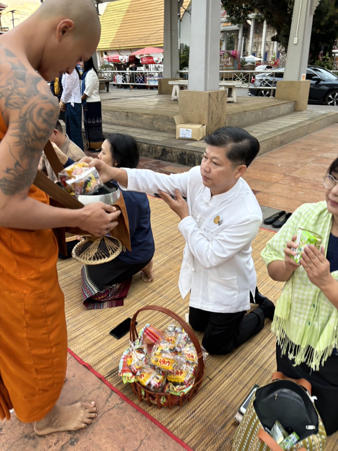 พช. หนองคาย ร่วมกิจกรรม “นุ่งผ้าไทย ใส่บาตรริมโขง”