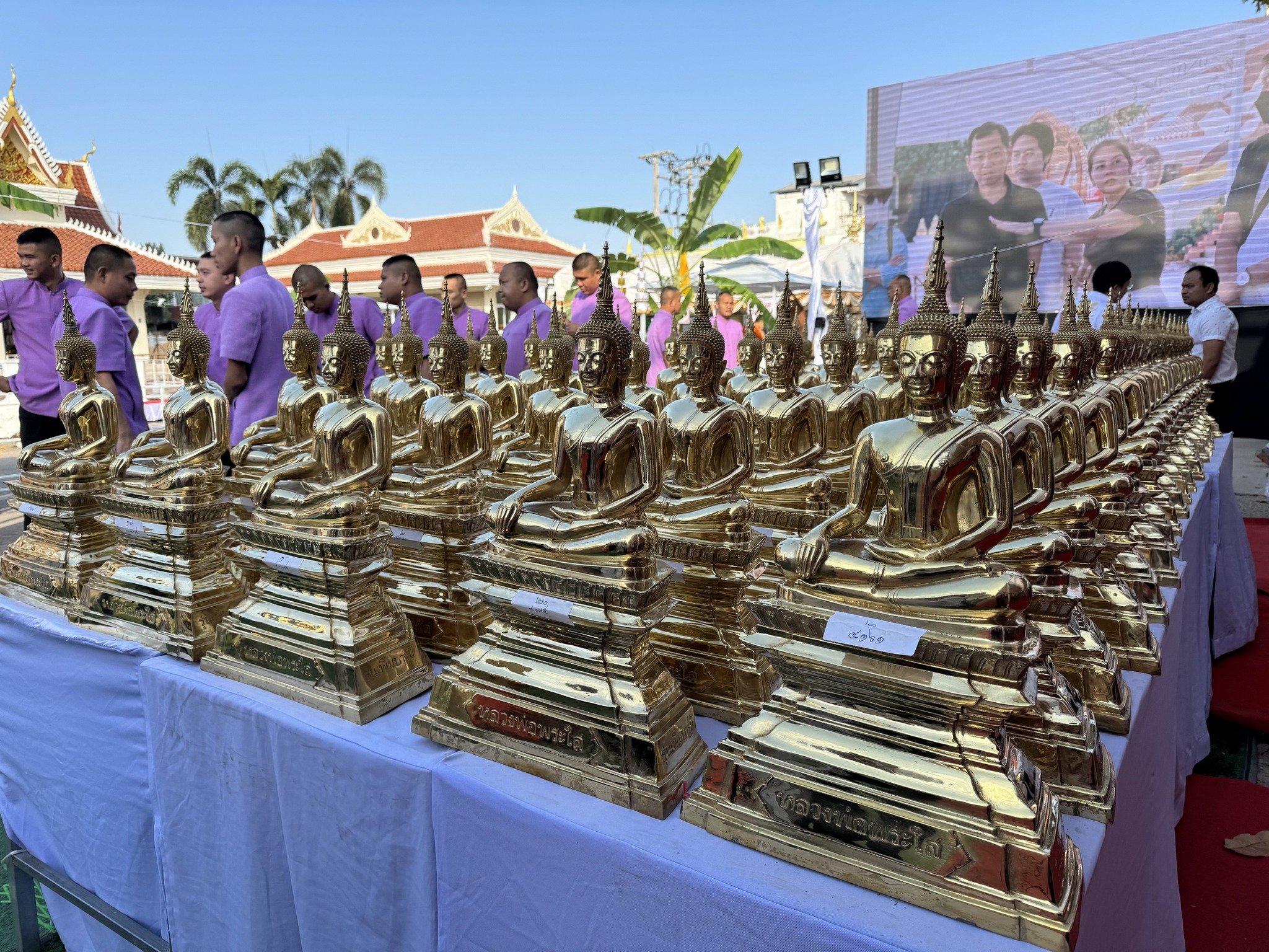 พช.หนองคาย รับมอบพระพุทธรูปจำลอง “หลวงพ่อพระใส” รุ่นเพิ่มบารมี ขนาดหน้าตัก 9 นิ้ว ในโอกาสมงคล พิธีเททองหล่อพระพุทธรูปจำลอง “หลวงพ่อพระใส”