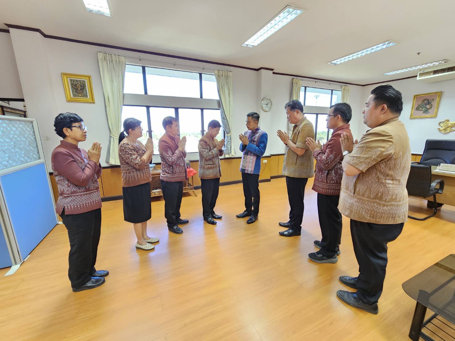 พช.หนองคาย เข้าสวัสดีปีใหม่ พร้อมทั้งขอพรปีใหม่ จากผู้ว่าฯ รองผู้ว่าฯ จ.หนองคาย เนื่องในโอกาสการก้าวย่างเข้าสู่ปีใหม่ 2567