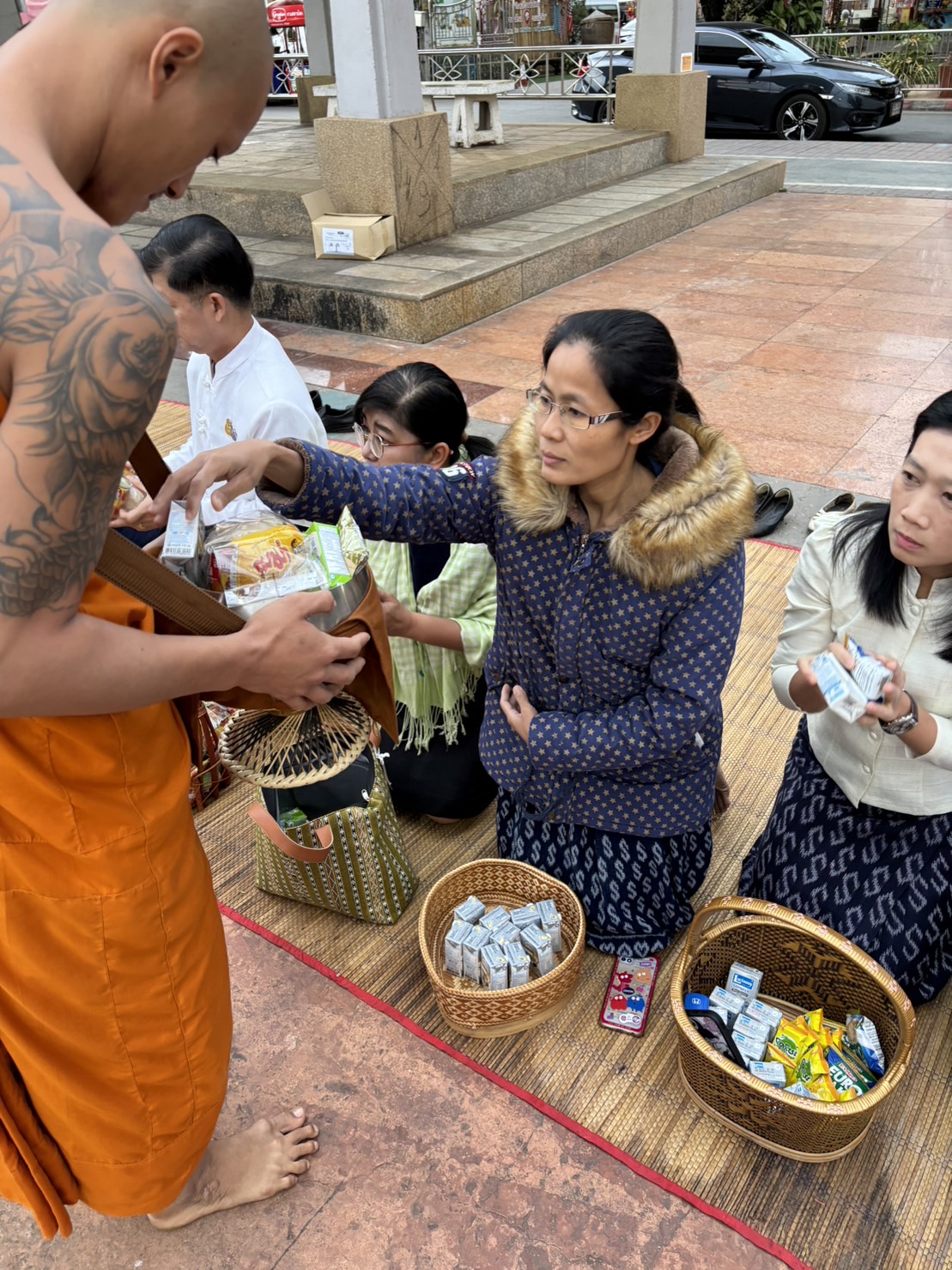 พช. หนองคาย ร่วมกิจกรรม “นุ่งผ้าไทย ใส่บาตรริมโขง”