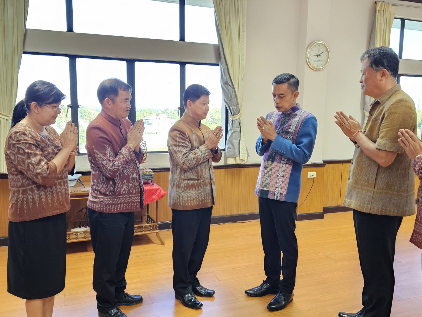 พช.หนองคาย เข้าสวัสดีปีใหม่ พร้อมทั้งขอพรปีใหม่ จากผู้ว่าฯ รองผู้ว่าฯ จ.หนองคาย เนื่องในโอกาสการก้าวย่างเข้าสู่ปีใหม่ 2567