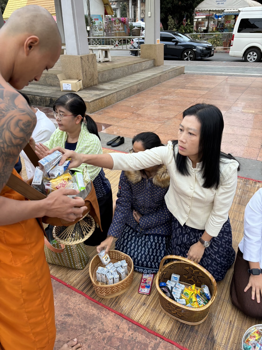 พช. หนองคาย ร่วมกิจกรรม “นุ่งผ้าไทย ใส่บาตรริมโขง”