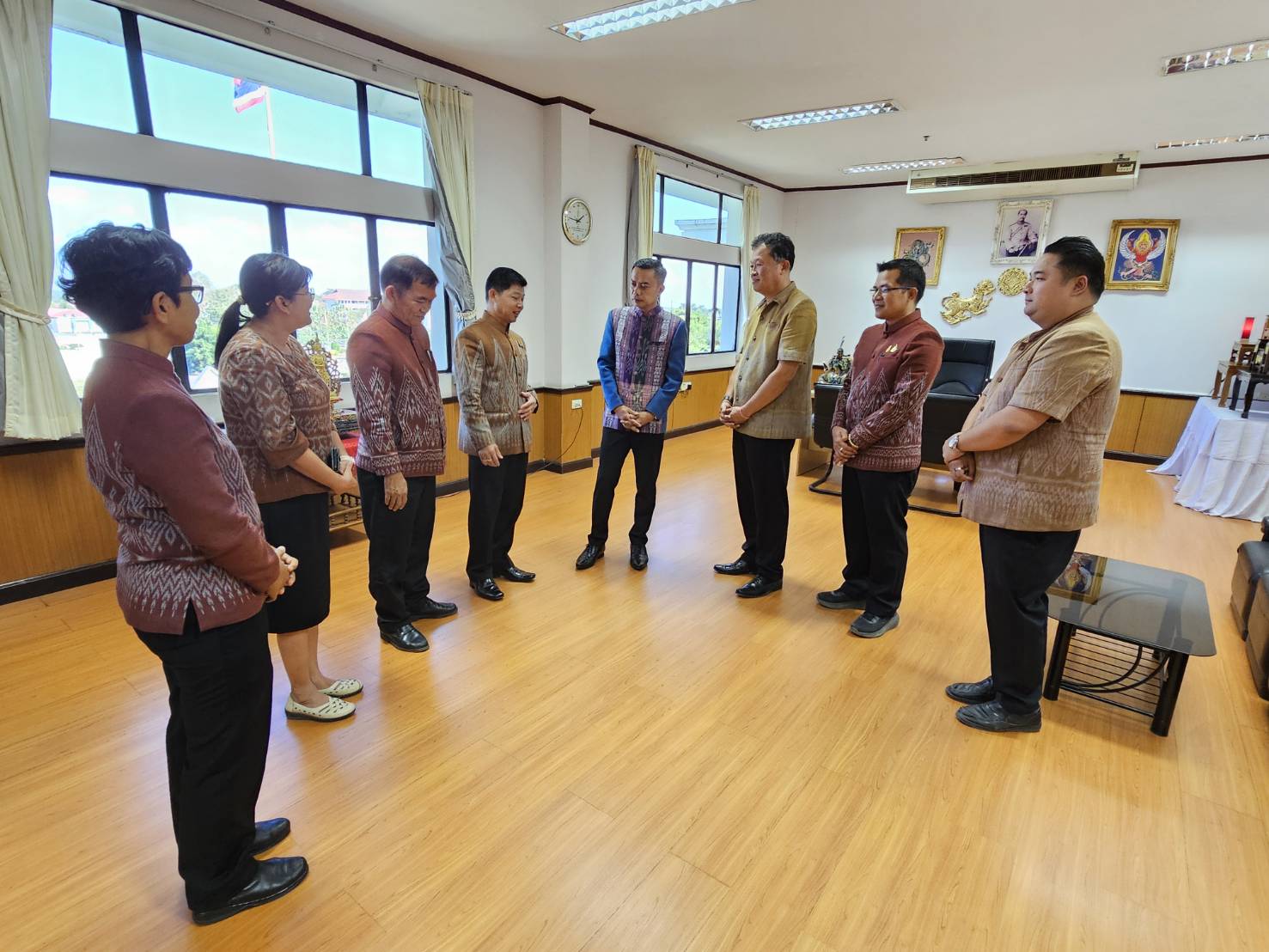 พช.หนองคาย เข้าสวัสดีปีใหม่ พร้อมทั้งขอพรปีใหม่ จากผู้ว่าฯ รองผู้ว่าฯ จ.หนองคาย เนื่องในโอกาสการก้าวย่างเข้าสู่ปีใหม่ 2567