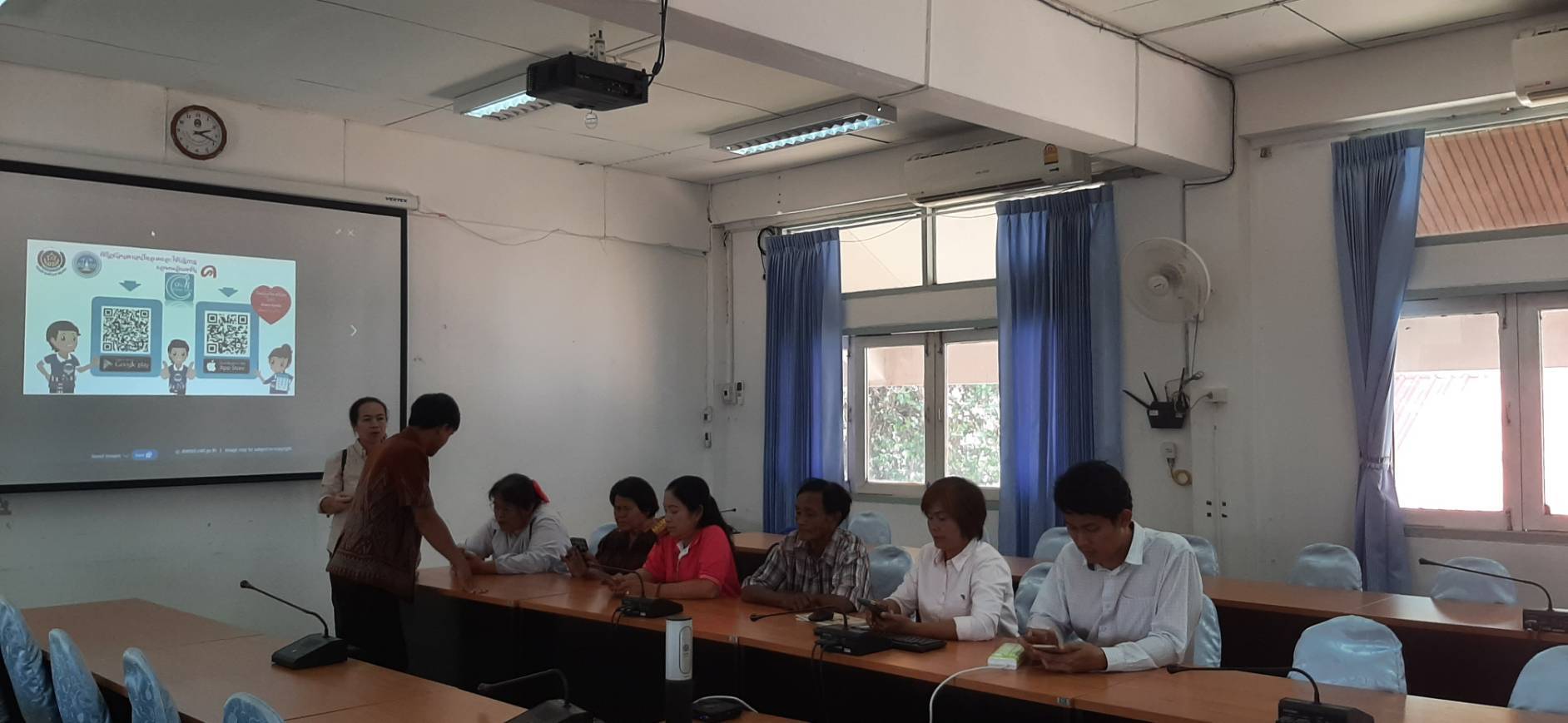 พช.หนองคาย จัดประชุมชี้แจงผู้ประกอบการ OTOP ลงทะเบียนสินค้า จำหน่ายสินค้าใน Click ชุมชน