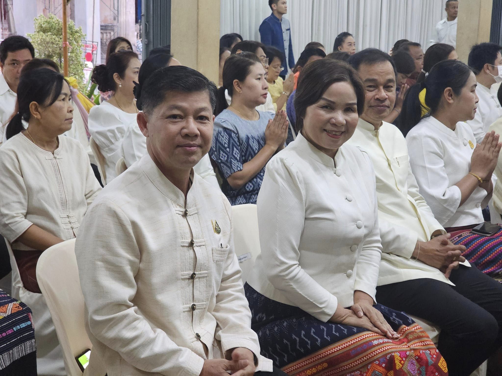 พช. หนองคาย ร่วมกิจกรรม “นุ่งผ้าไทย ใส่บาตรริมโขง”
