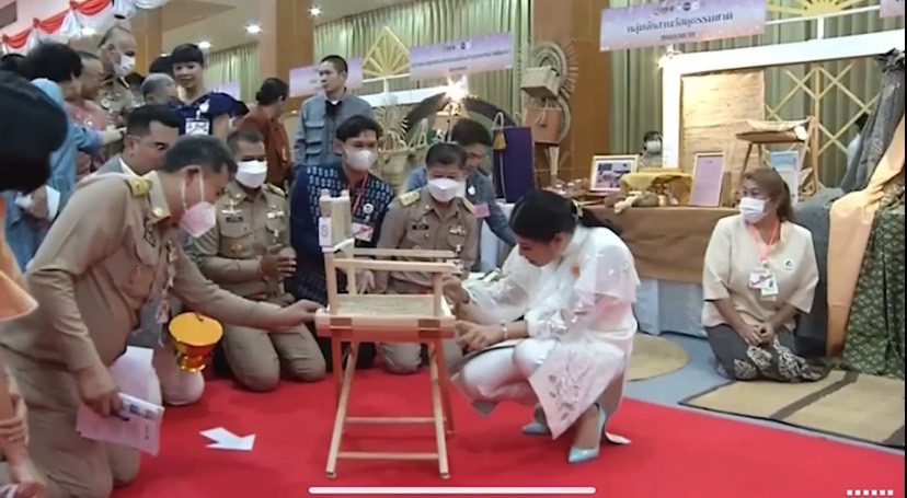 พช.หนองคาย ร่วมจัดแสดงผลิตภัณฑ์ และรับเสด็จสมเด็จพระเจ้าลูกเธอ เจ้าฟ้าสิริวัณณวรี นารีรัตนราชกัญญา เสด็จทอดพระเนตรนิทรรศการและการจัดแสดงผลิตภัณฑ์ผ้าไทย และงานหัตถกรรมชุมชนภูมิปัญญาไทย ตามโครงการพัฒนาผู้นำการเปลี่ยนแปลงภูมิปัญญาชุมชนไทย