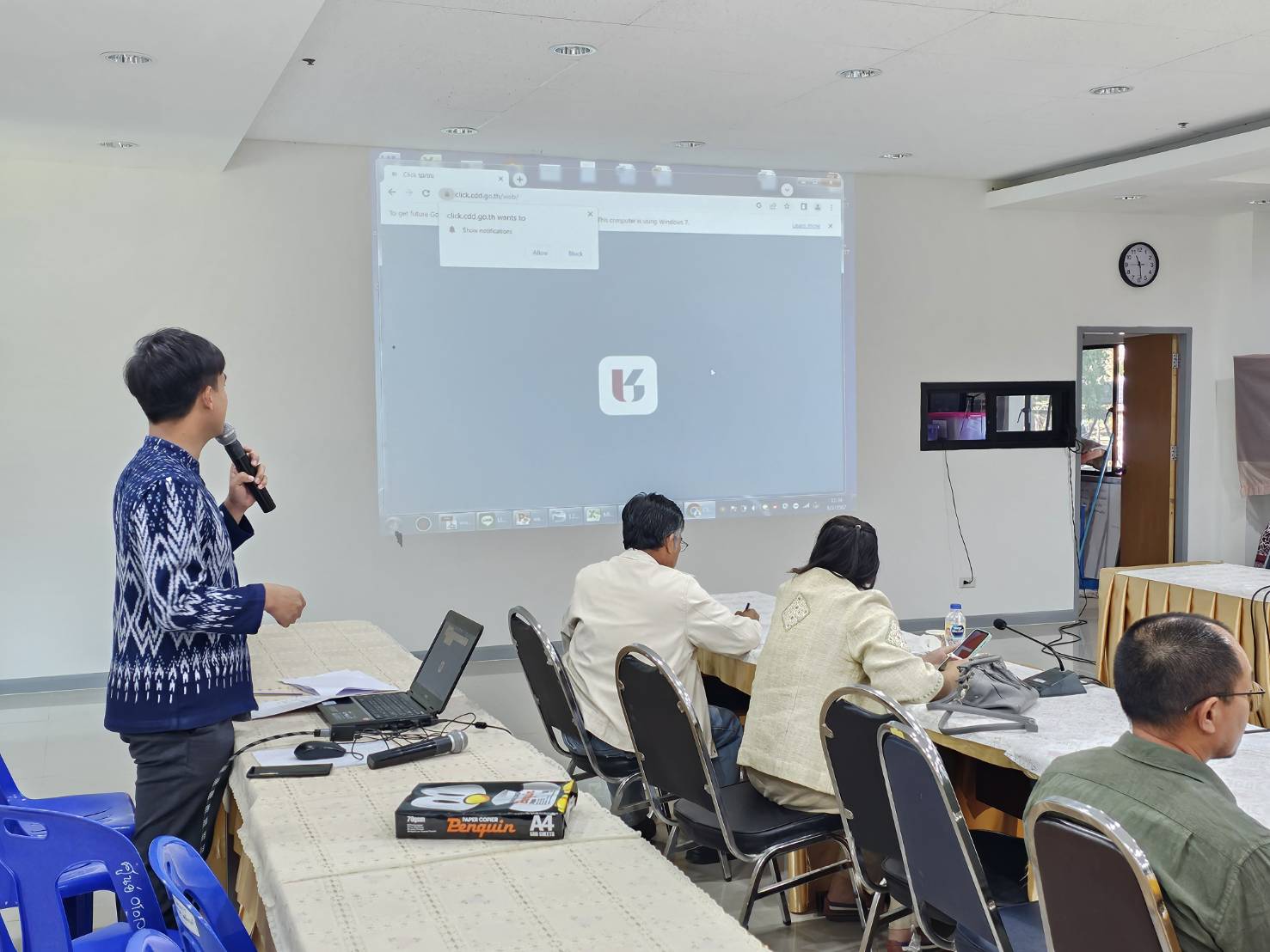 พช.หนองคาย ขับเคลื่อนการดำเนินงานบริการดิจิทัล ให้คำแนะนำผู้ผลิต ผู้ประกอบการ OTOP ลงทะเบียนใช้งาน Shop ชุมชน ในแอป Click ชุมชน