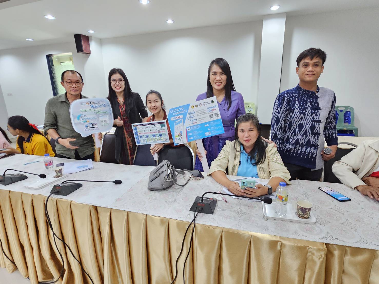 พช.หนองคาย ขับเคลื่อนการดำเนินงานบริการดิจิทัล ให้คำแนะนำผู้ผลิต ผู้ประกอบการ OTOP ลงทะเบียนใช้งาน Shop ชุมชน ในแอป Click ชุมชน