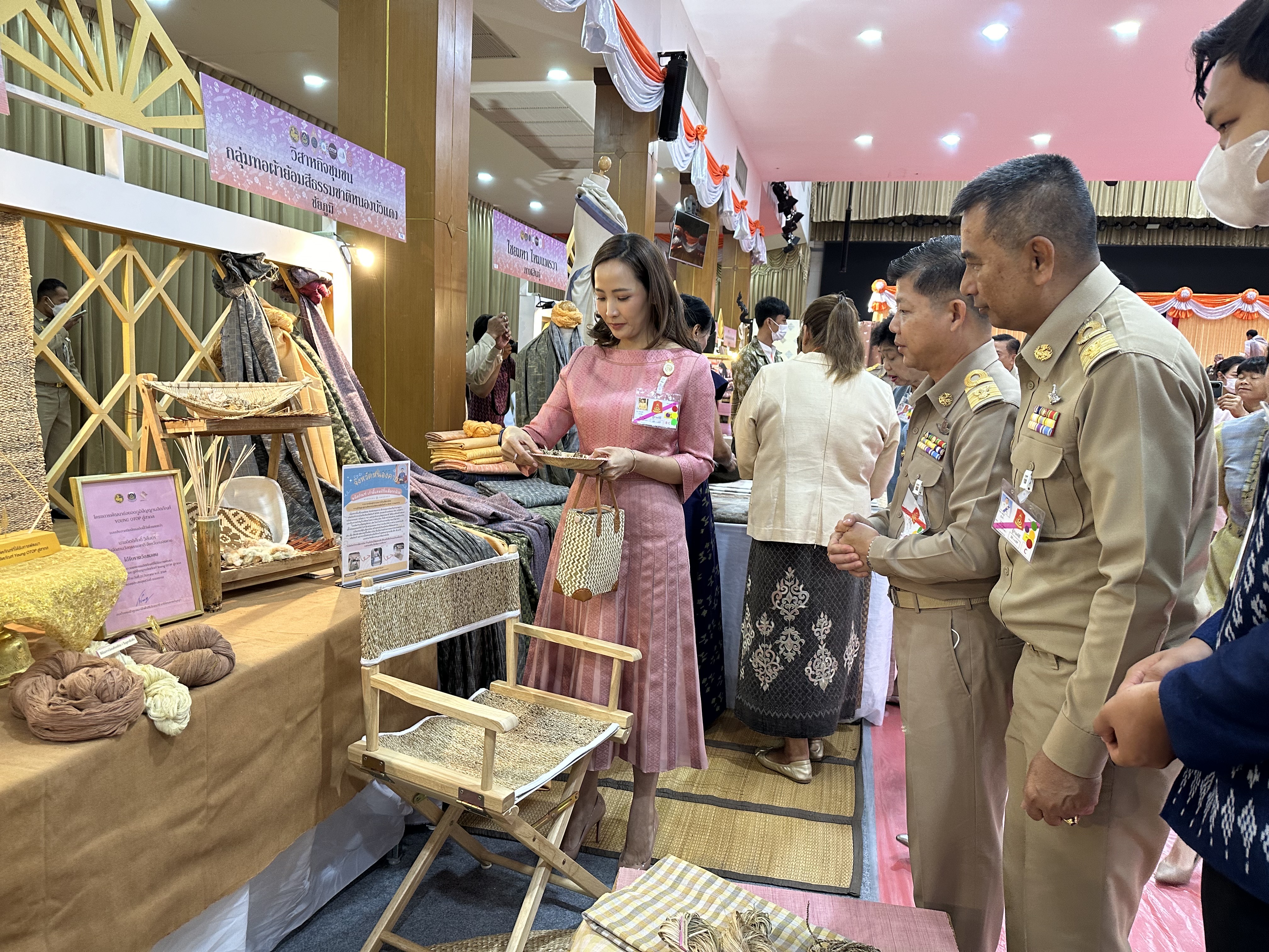 พช.หนองคาย ร่วมจัดแสดงผลิตภัณฑ์ และรับเสด็จสมเด็จพระเจ้าลูกเธอ เจ้าฟ้าสิริวัณณวรี นารีรัตนราชกัญญา เสด็จทอดพระเนตรนิทรรศการและการจัดแสดงผลิตภัณฑ์ผ้าไทย และงานหัตถกรรมชุมชนภูมิปัญญาไทย ตามโครงการพัฒนาผู้นำการเปลี่ยนแปลงภูมิปัญญาชุมชนไทย