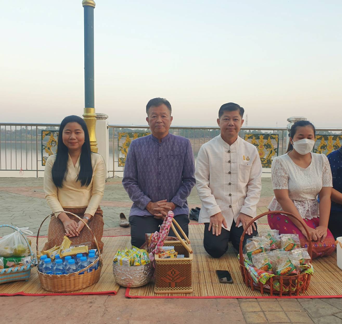 พช. หนองคาย ร่วมกิจกรรม “นุ่งผ้าไทย ใส่บาตรริมโขง”