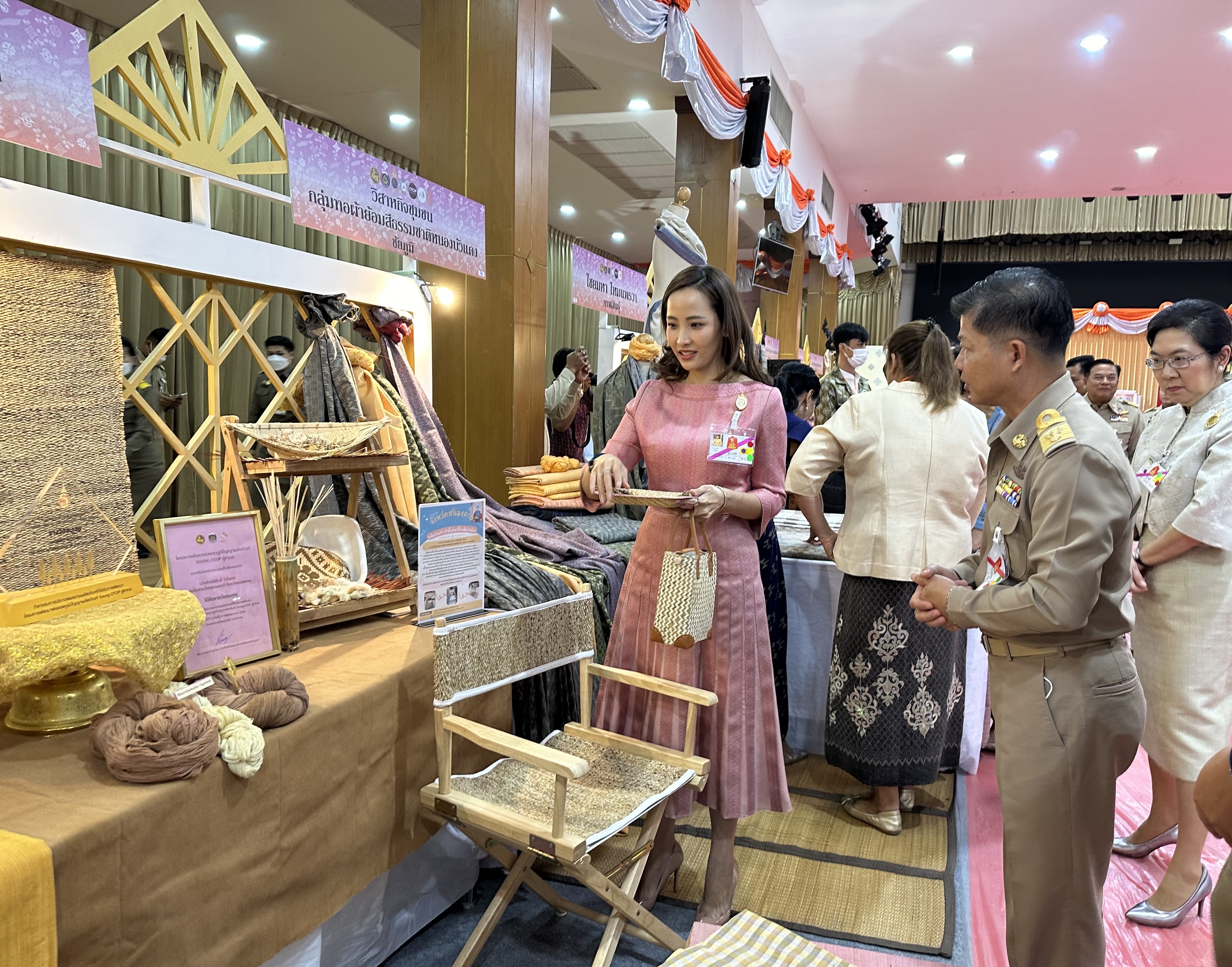 พช.หนองคาย ร่วมจัดแสดงผลิตภัณฑ์ และรับเสด็จสมเด็จพระเจ้าลูกเธอ เจ้าฟ้าสิริวัณณวรี นารีรัตนราชกัญญา เสด็จทอดพระเนตรนิทรรศการและการจัดแสดงผลิตภัณฑ์ผ้าไทย และงานหัตถกรรมชุมชนภูมิปัญญาไทย ตามโครงการพัฒนาผู้นำการเปลี่ยนแปลงภูมิปัญญาชุมชนไทย