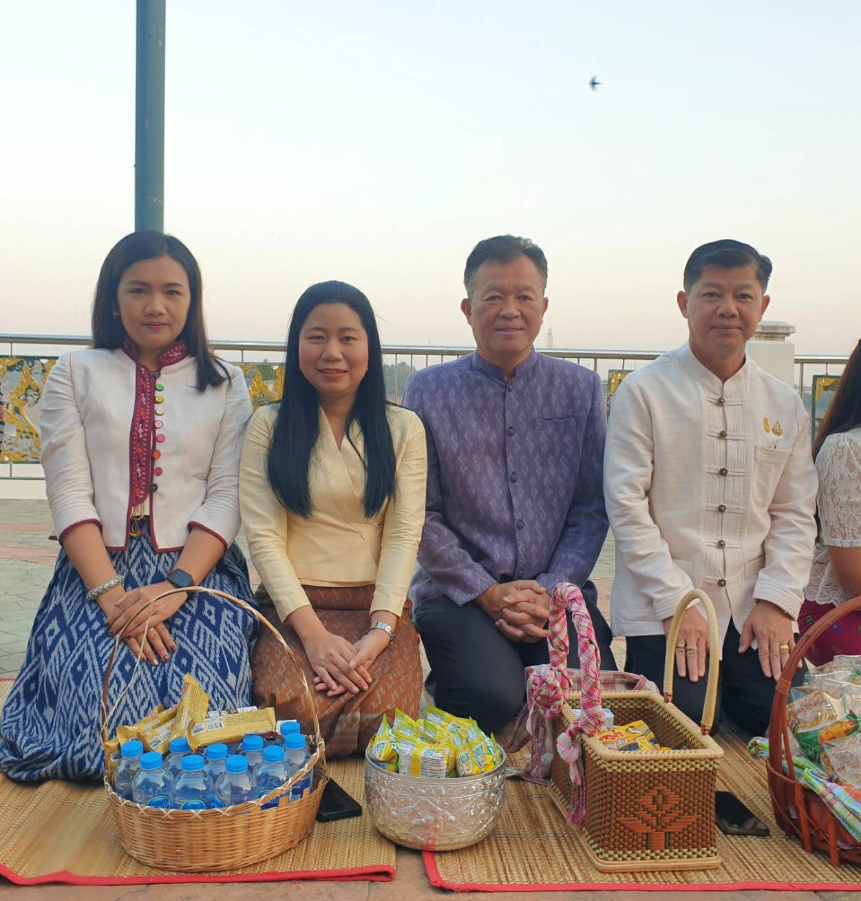 พช. หนองคาย ร่วมกิจกรรม “นุ่งผ้าไทย ใส่บาตรริมโขง”