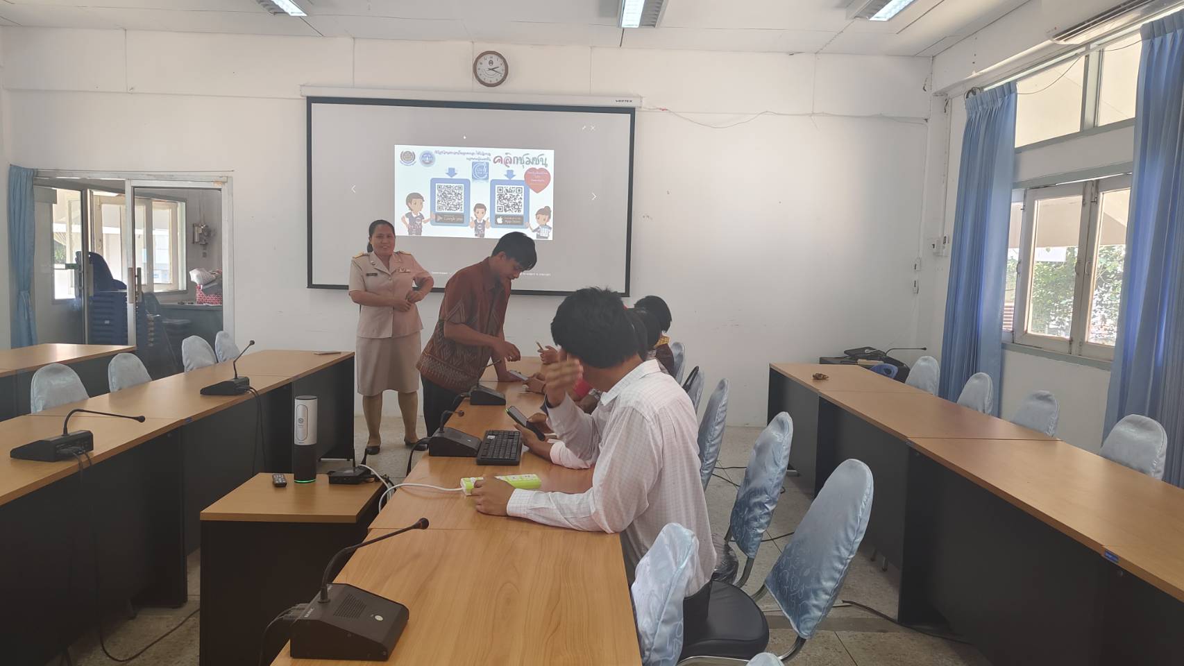 พช.หนองคาย จัดประชุมชี้แจงผู้ประกอบการ OTOP ลงทะเบียนสินค้า จำหน่ายสินค้าใน Click ชุมชน