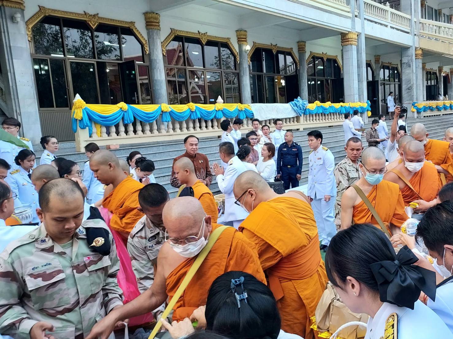 พช.หนองคาย ร่วมพิธีทำบุญตักบาตรถวายพระกุศล เนื่องในโอกาสวันระลึกพระบาทสมเด็จพระพุทธเลิศหล้านภาลัย