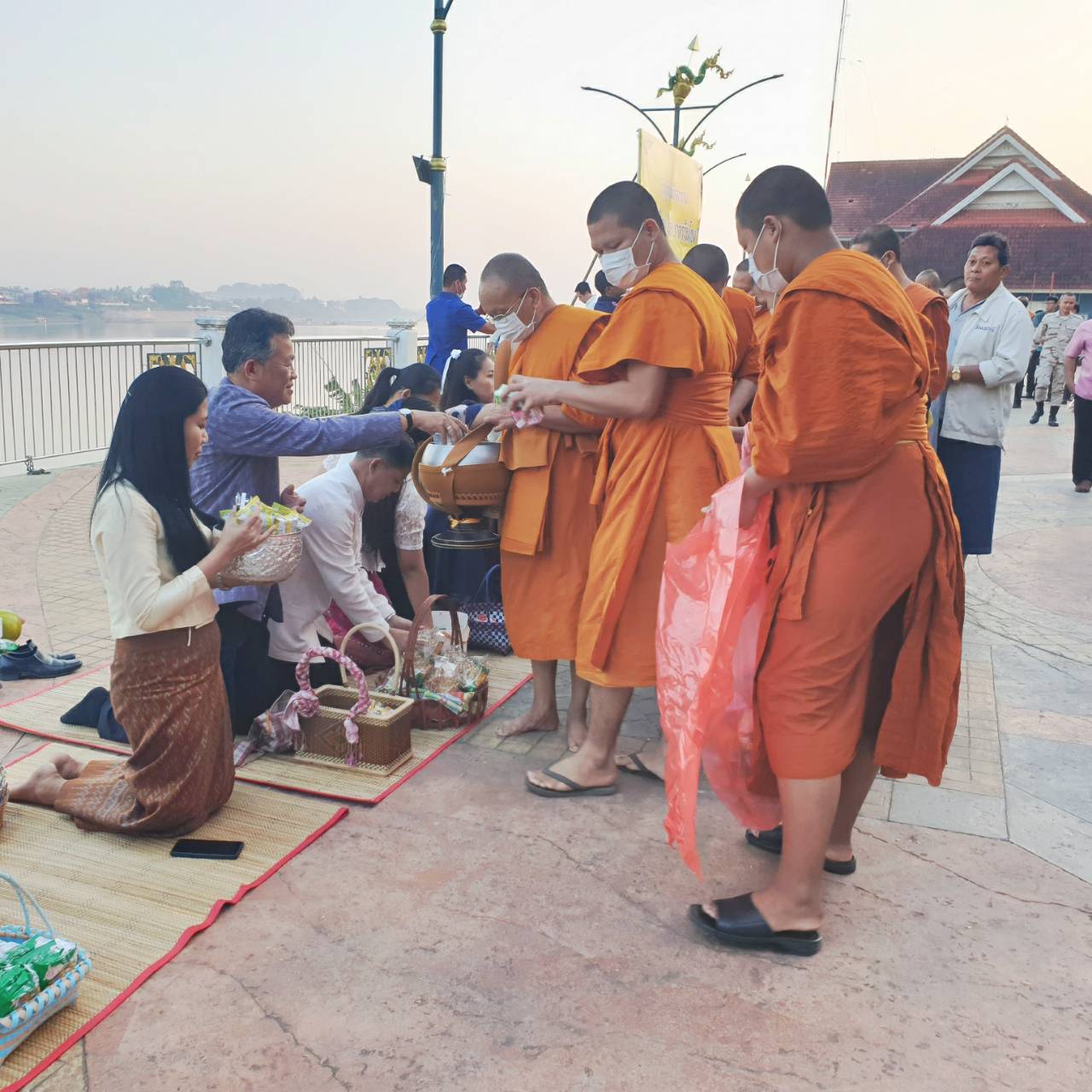 พช. หนองคาย ร่วมกิจกรรม “นุ่งผ้าไทย ใส่บาตรริมโขง”
