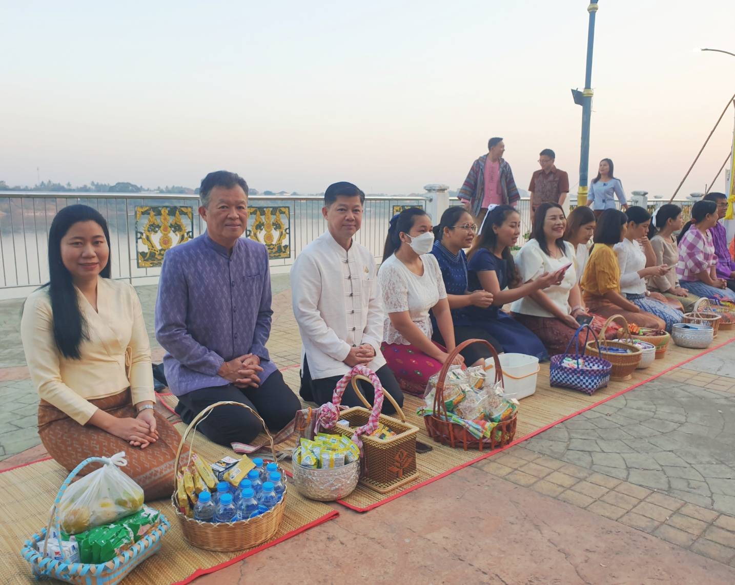 พช. หนองคาย ร่วมกิจกรรม “นุ่งผ้าไทย ใส่บาตรริมโขง”