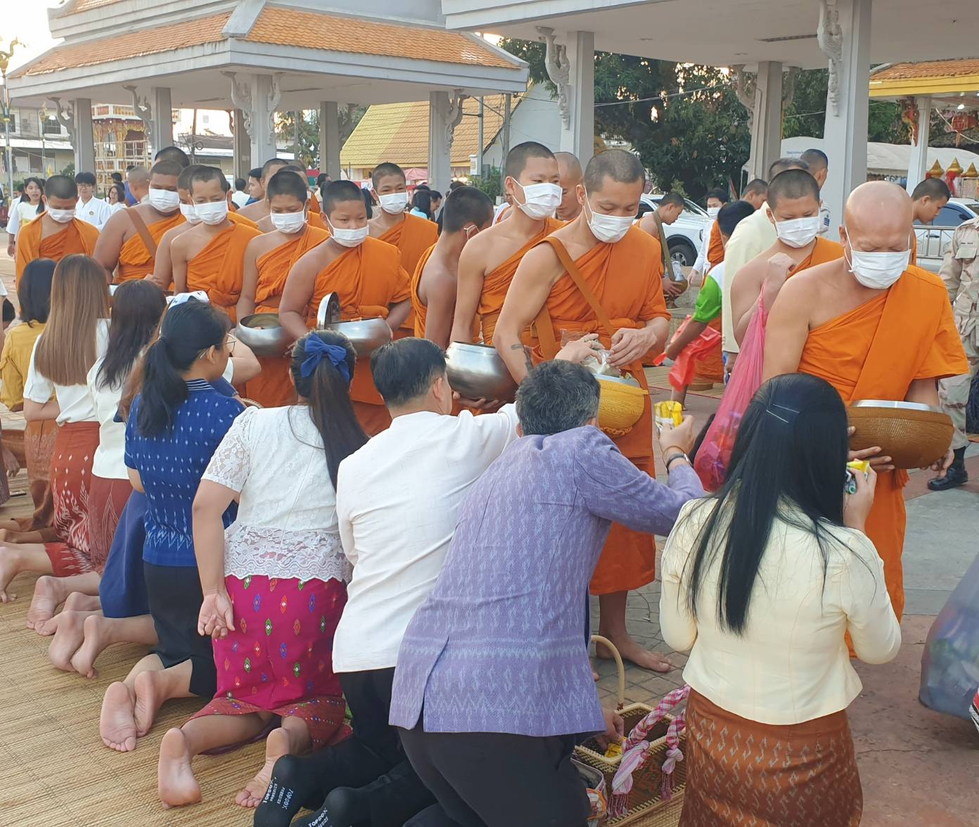 พช. หนองคาย ร่วมกิจกรรม “นุ่งผ้าไทย ใส่บาตรริมโขง”