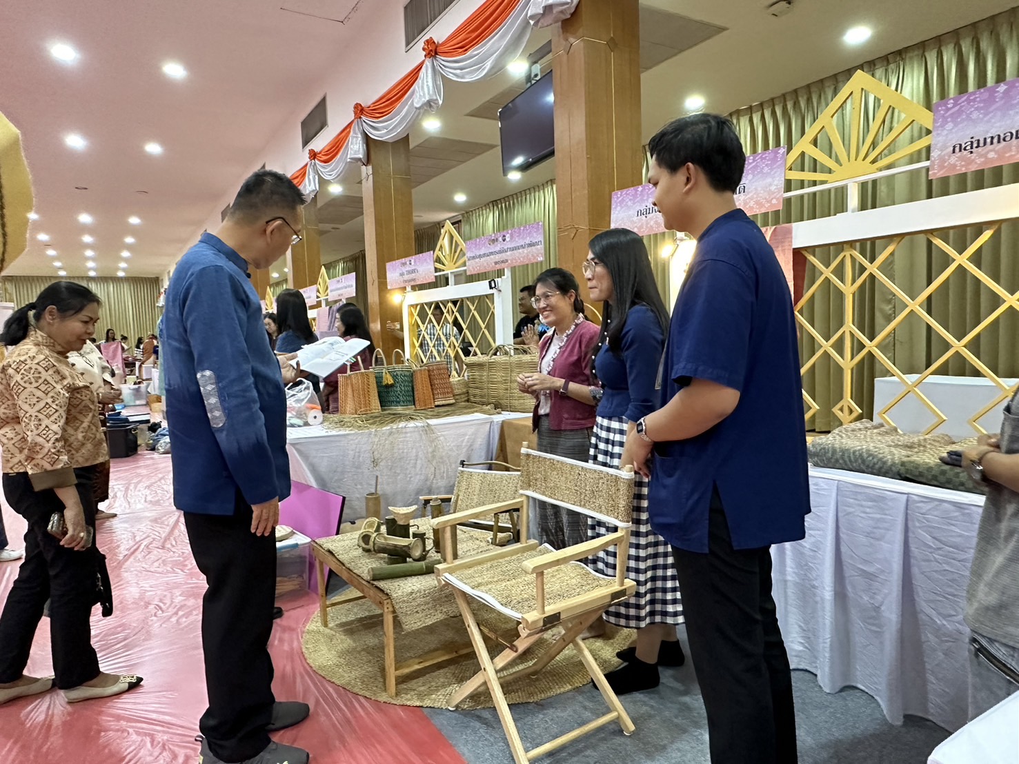 พช.หนองคาย ร่วมจัดแสดงผลิตภัณฑ์เพื่อเตรียมความพร้อมรับเสด็จสมเด็จพระเจ้าลูกเธอ เจ้าฟ้าสิริวัณณวรี นารีรัตนราชกัญญา เสด็จทอดพระเนตรนิทรรศการและการจัดแสดงผลิตภัณฑ์ผ้าไทย และงานหัตถกรรมชุมชนภูมิปัญญาไทย ตามโครงการพัฒนาผู้นำการเปลี่ยนแปลงภูมิปัญญาชุมชนไทย