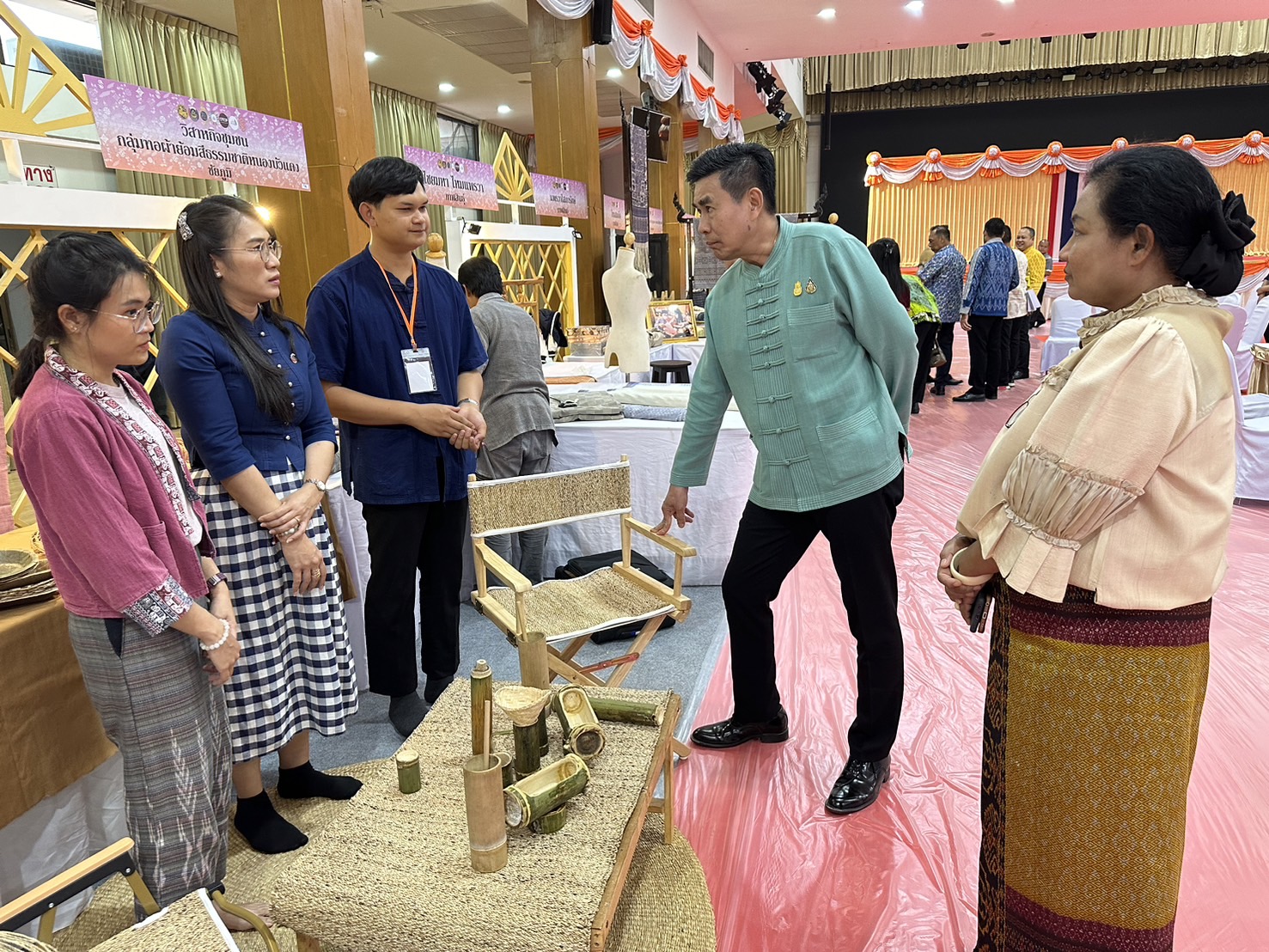 พช.หนองคาย ร่วมจัดแสดงผลิตภัณฑ์เพื่อเตรียมความพร้อมรับเสด็จสมเด็จพระเจ้าลูกเธอ เจ้าฟ้าสิริวัณณวรี นารีรัตนราชกัญญา เสด็จทอดพระเนตรนิทรรศการและการจัดแสดงผลิตภัณฑ์ผ้าไทย และงานหัตถกรรมชุมชนภูมิปัญญาไทย ตามโครงการพัฒนาผู้นำการเปลี่ยนแปลงภูมิปัญญาชุมชนไทย