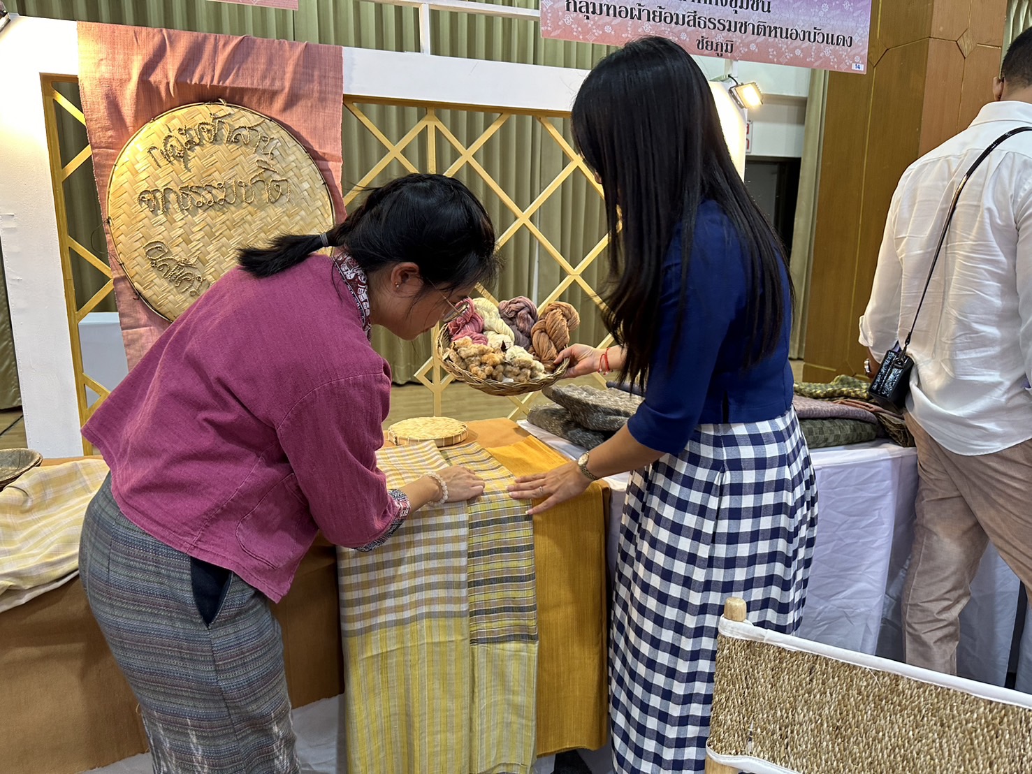 พช.หนองคาย ร่วมจัดแสดงผลิตภัณฑ์เพื่อเตรียมความพร้อมรับเสด็จสมเด็จพระเจ้าลูกเธอ เจ้าฟ้าสิริวัณณวรี นารีรัตนราชกัญญา เสด็จทอดพระเนตรนิทรรศการและการจัดแสดงผลิตภัณฑ์ผ้าไทย และงานหัตถกรรมชุมชนภูมิปัญญาไทย ตามโครงการพัฒนาผู้นำการเปลี่ยนแปลงภูมิปัญญาชุมชนไทย