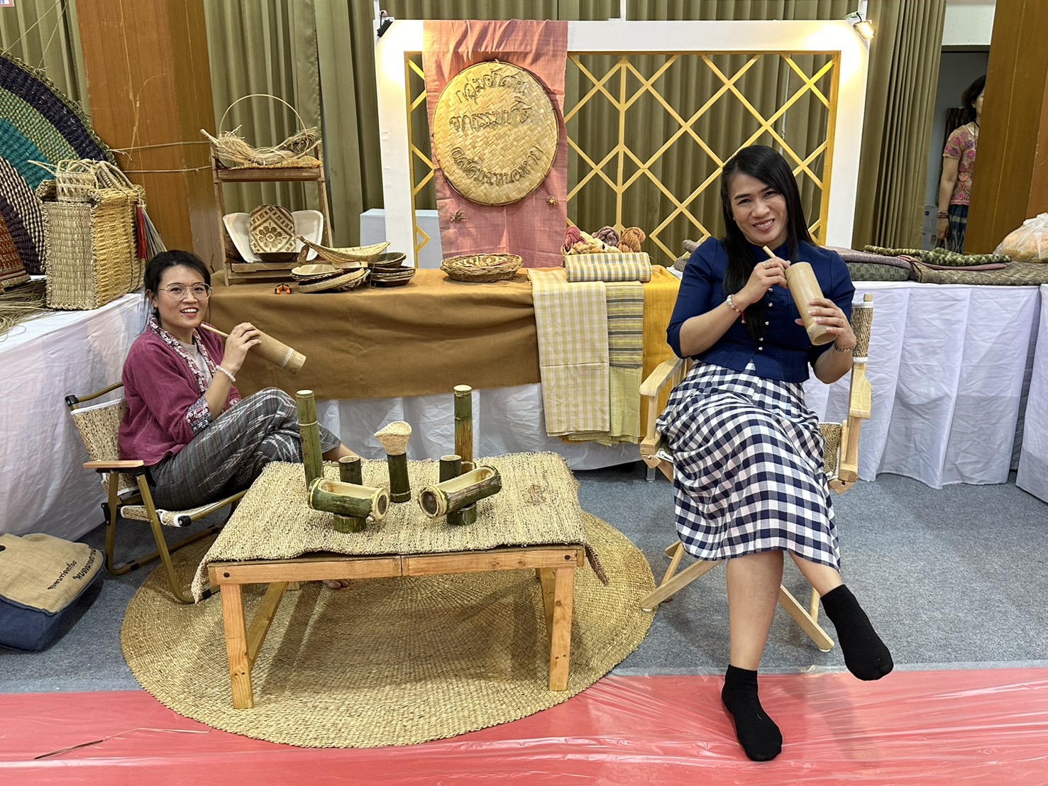 พช.หนองคาย ร่วมจัดแสดงผลิตภัณฑ์เพื่อเตรียมความพร้อมรับเสด็จสมเด็จพระเจ้าลูกเธอ เจ้าฟ้าสิริวัณณวรี นารีรัตนราชกัญญา เสด็จทอดพระเนตรนิทรรศการและการจัดแสดงผลิตภัณฑ์ผ้าไทย และงานหัตถกรรมชุมชนภูมิปัญญาไทย ตามโครงการพัฒนาผู้นำการเปลี่ยนแปลงภูมิปัญญาชุมชนไทย