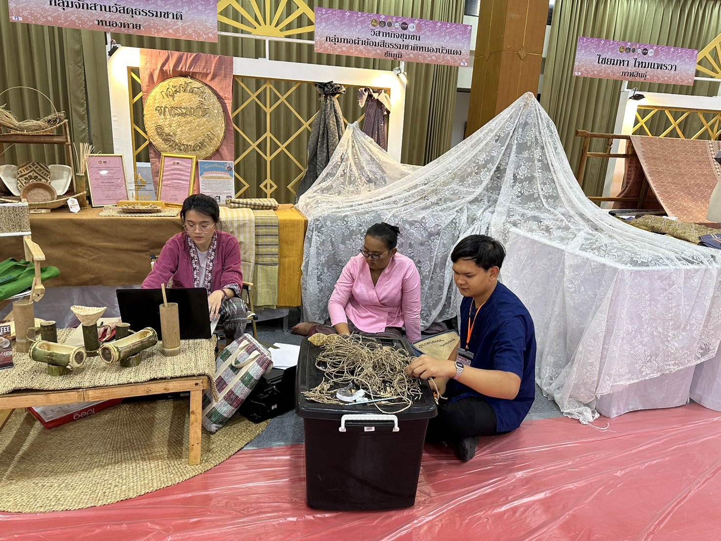 พช.หนองคาย ร่วมจัดแสดงผลิตภัณฑ์เพื่อเตรียมความพร้อมรับเสด็จสมเด็จพระเจ้าลูกเธอ เจ้าฟ้าสิริวัณณวรี นารีรัตนราชกัญญา เสด็จทอดพระเนตรนิทรรศการและการจัดแสดงผลิตภัณฑ์ผ้าไทย และงานหัตถกรรมชุมชนภูมิปัญญาไทย ตามโครงการพัฒนาผู้นำการเปลี่ยนแปลงภูมิปัญญาชุมชนไทย