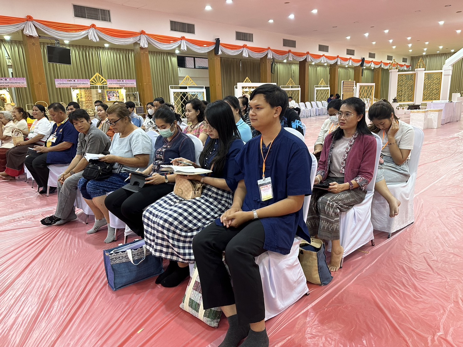 พช.หนองคาย ร่วมจัดแสดงผลิตภัณฑ์เพื่อเตรียมความพร้อมรับเสด็จสมเด็จพระเจ้าลูกเธอ เจ้าฟ้าสิริวัณณวรี นารีรัตนราชกัญญา เสด็จทอดพระเนตรนิทรรศการและการจัดแสดงผลิตภัณฑ์ผ้าไทย และงานหัตถกรรมชุมชนภูมิปัญญาไทย ตามโครงการพัฒนาผู้นำการเปลี่ยนแปลงภูมิปัญญาชุมชนไทย