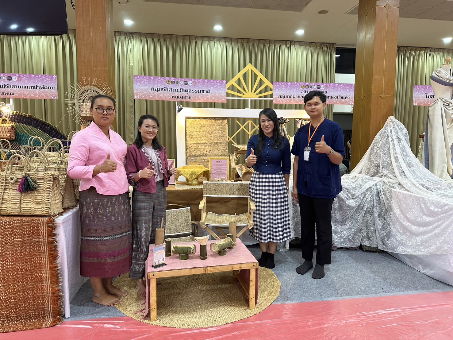 พช.หนองคาย ร่วมจัดแสดงผลิตภัณฑ์เพื่อเตรียมความพร้อมรับเสด็จสมเด็จพระเจ้าลูกเธอ เจ้าฟ้าสิริวัณณวรี นารีรัตนราชกัญญา เสด็จทอดพระเนตรนิทรรศการและการจัดแสดงผลิตภัณฑ์ผ้าไทย และงานหัตถกรรมชุมชนภูมิปัญญาไทย ตามโครงการพัฒนาผู้นำการเปลี่ยนแปลงภูมิปัญญาชุมชนไทย