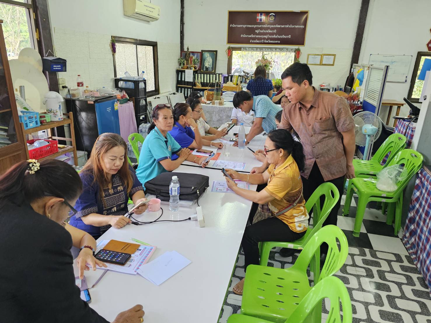 พช.หนองคาย ติดตามและสนับสนุนการจัดเก็บข้อมูลความจำเป็นพื้นฐาน (จปฐ.) ปี 2567 และสนับสนุนผู้ประกอบการ OTOP ลงทะเบียน Shop ชุมชน อำเภอรัตนวาปี