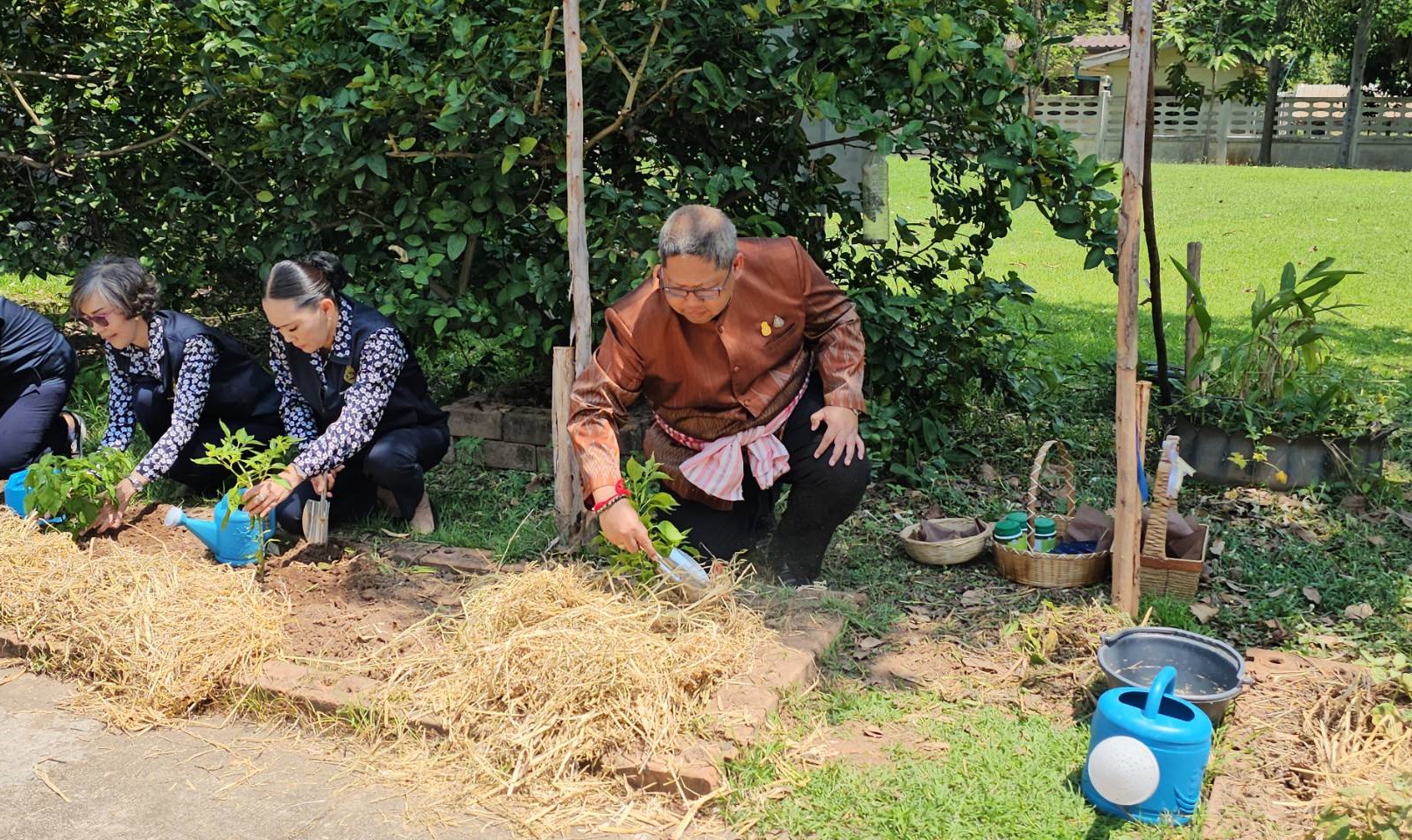 ผู้ว่าฯ หนองคาย ขับเคลื่อนนโยบายกระทรวงมหาดไทย ผ่านการน้อมนำแนวพระราชดำริของสมเด็จพระกนิษฐาธิราชเจ้า กรมสมเด็จพระเทพรัตนราชสุดา ฯ สยามบรมราชกุมารี สู่ปฏิบัติการปลูกผักสวนครัว เพื่อสร้างความมั่นคงทางอาหาร และ โครงการ “ผ้าไทยใส่ให้สนุก”